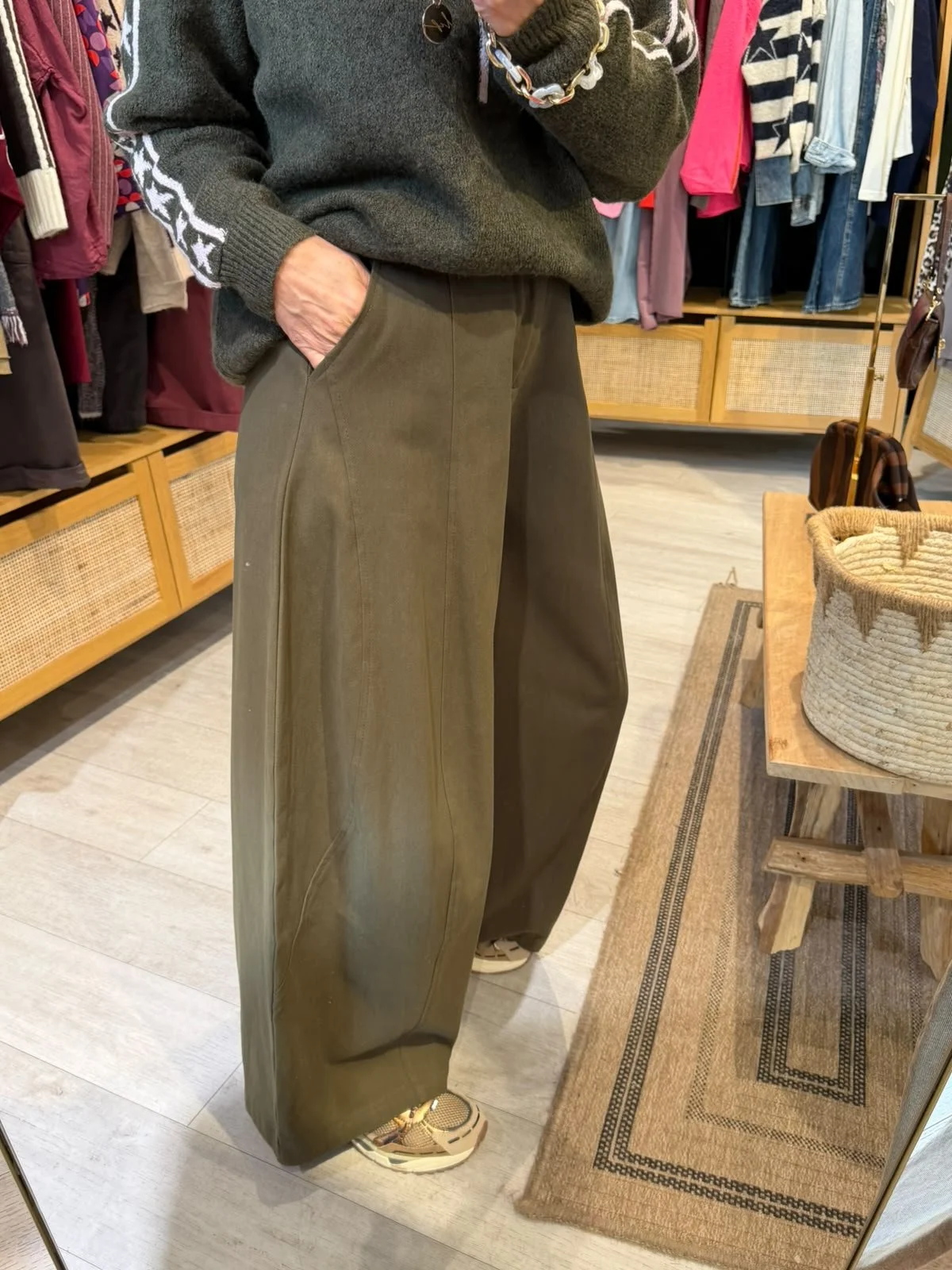 Pantalon Sanna – Kaki coupe large arrondie