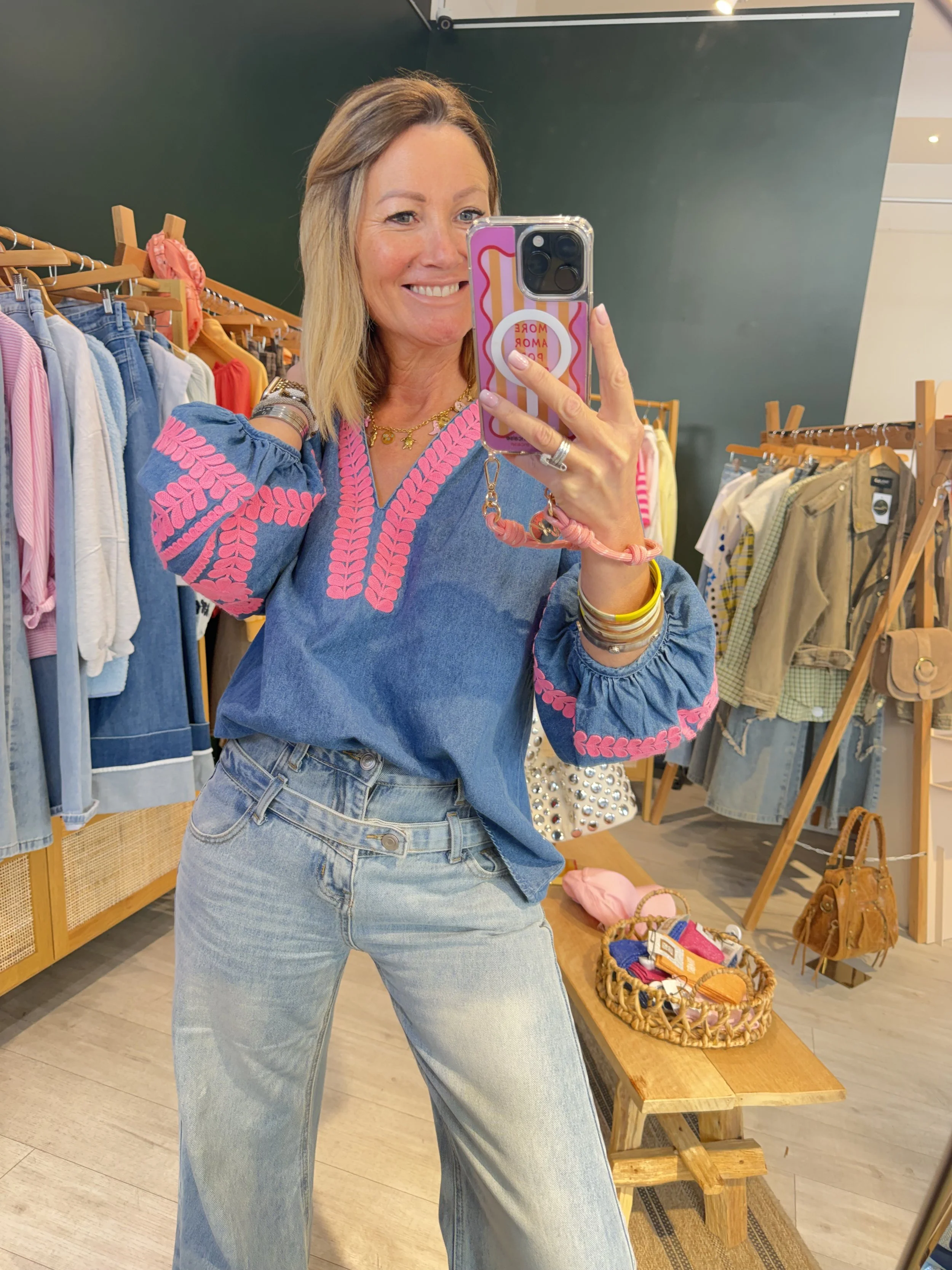 Blouse You  femme coton brodée bleu denim et rose – Coupe bohème chic