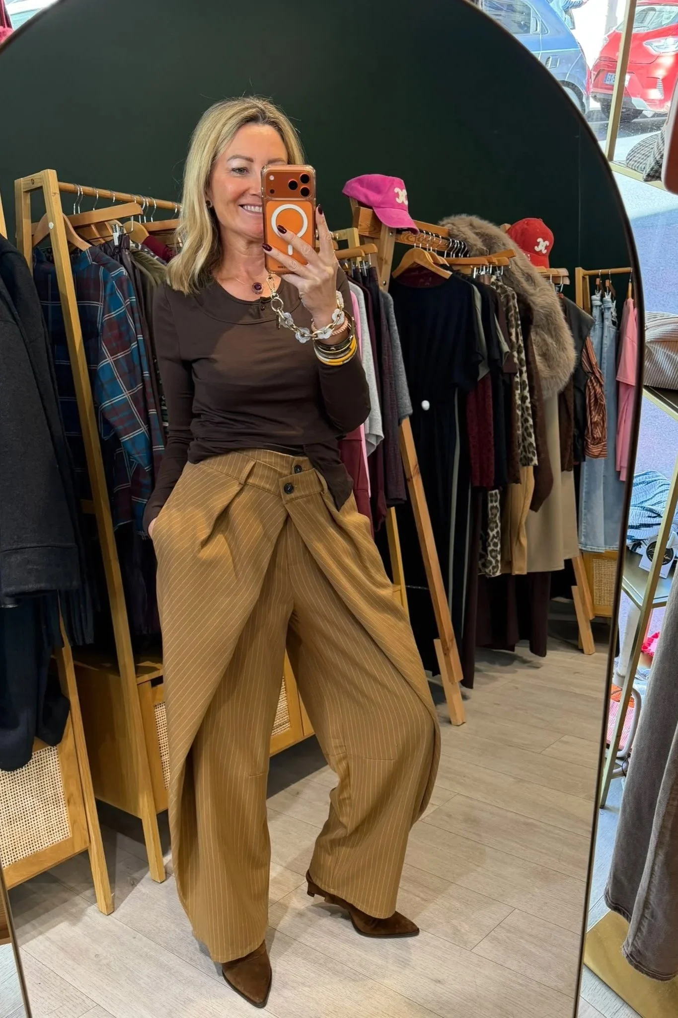 Pantalon Aïko – Camel à fines rayures
