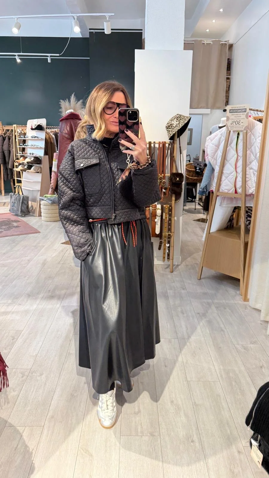 Les escarpins Naranja. Chaussures en cuir végan orange avec talons en écaille de tortue.