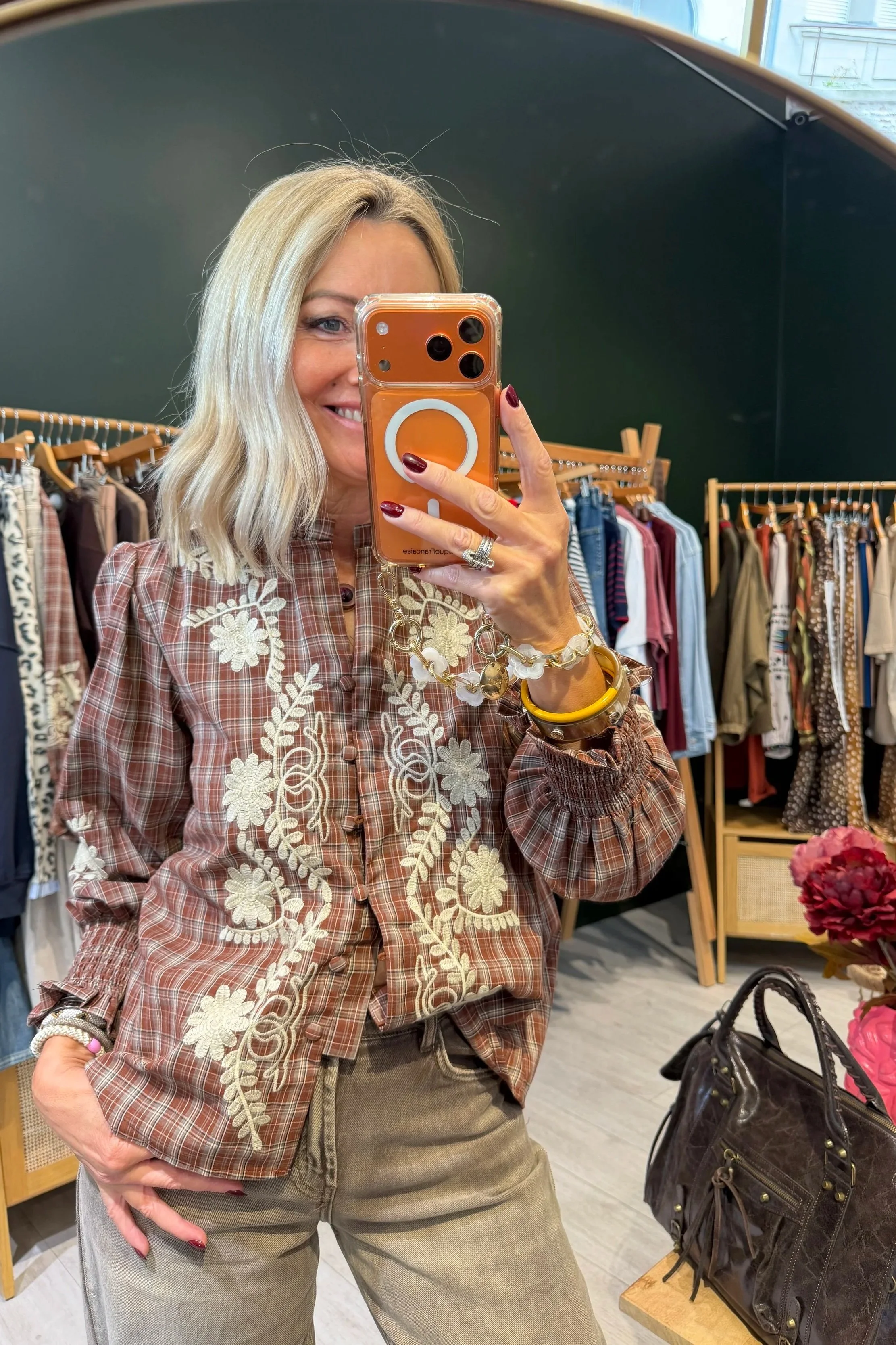 Blouse Olive – Carreaux chocolat & broderies