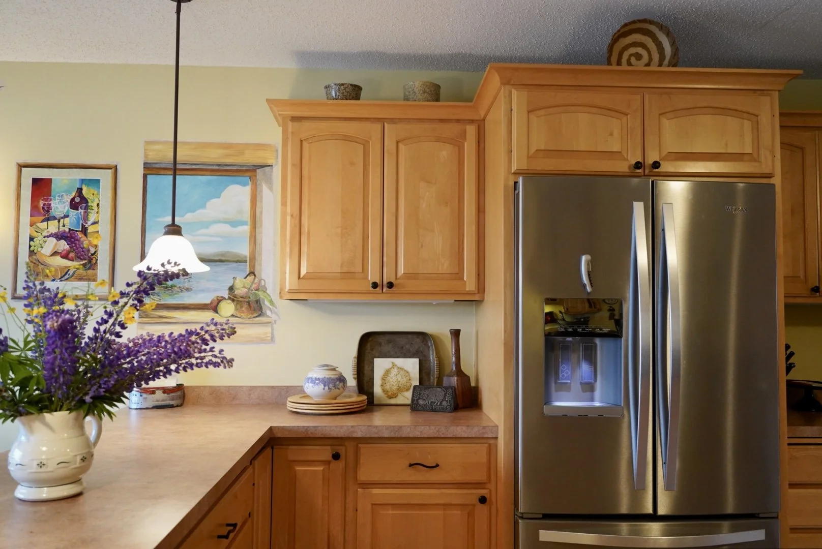 Kitchen Bar and Fridge