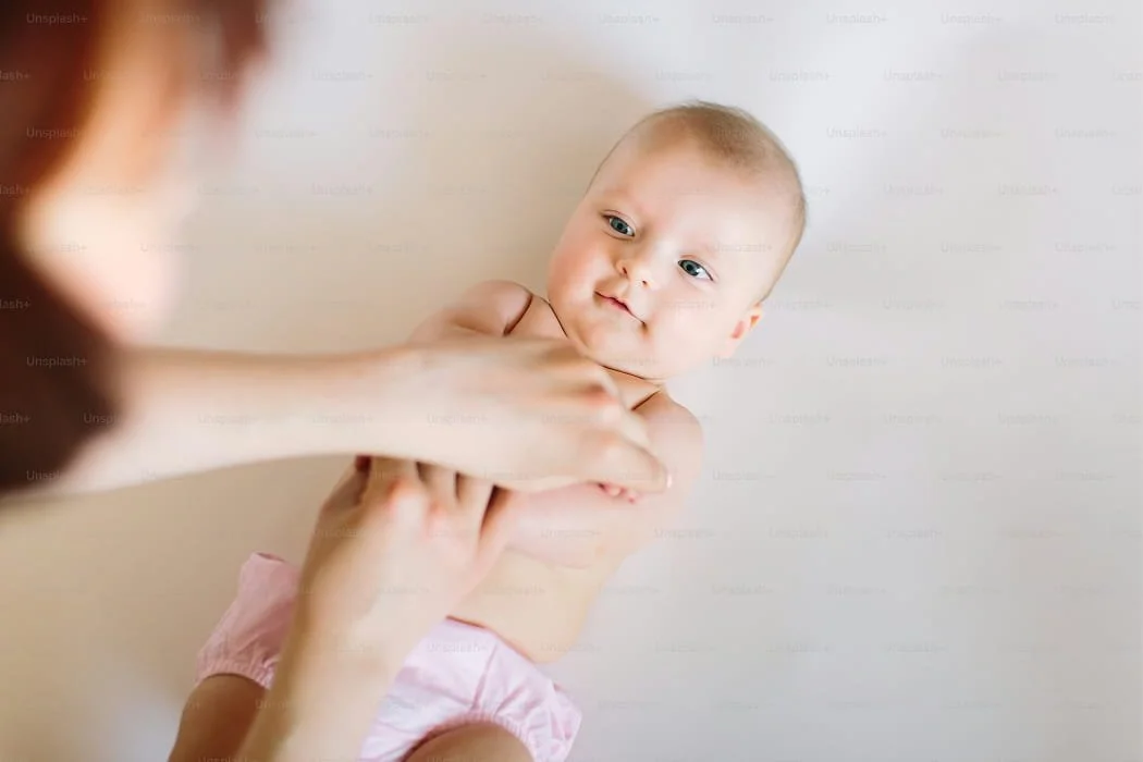 Massage bébé bras et poitrine – apaisement des pleurs