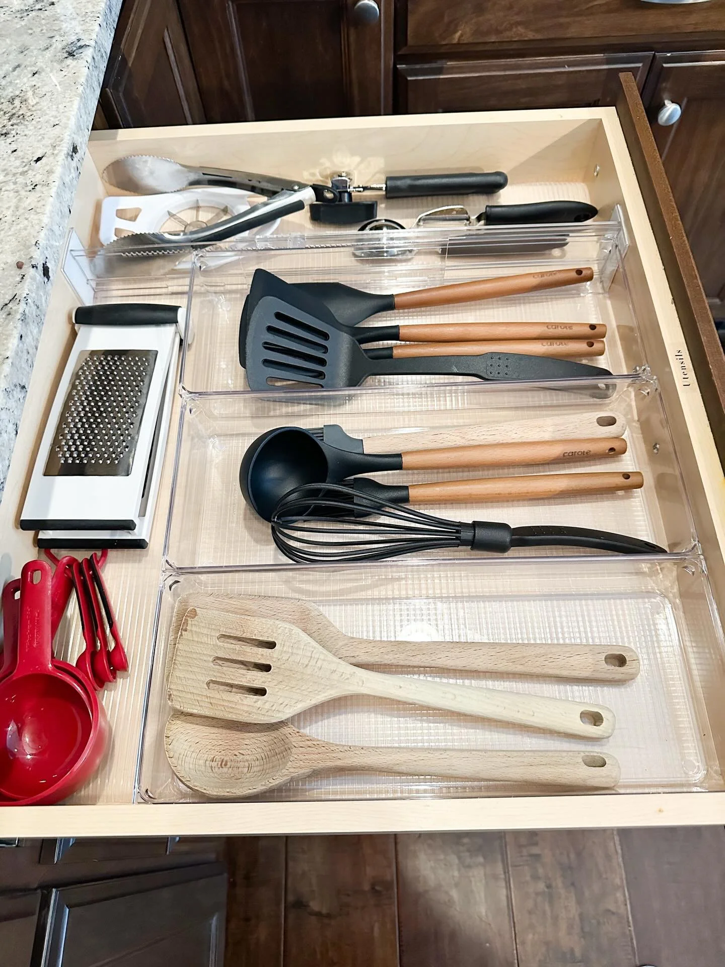 Proof that a little structure goes a long way

Declutter. Group. Contain. Maintain.

We don&rsquo;t just get the job accomplished, we build a system with great product to function daily. 

#HomeOrganization #KitchenOrganization #OrganizedHome #Declut