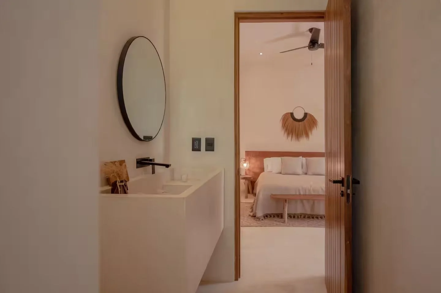 KING BATHROOM INSIDE.jpeg