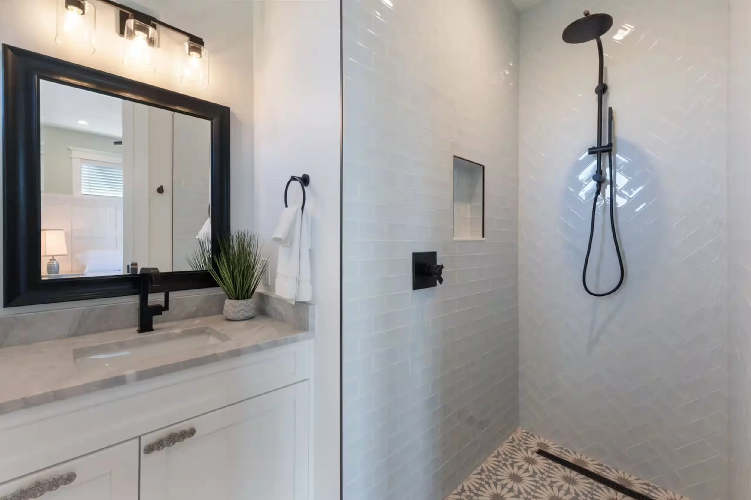 2ND FLOOR FRONT BEDROOM BATHROOM.jpeg