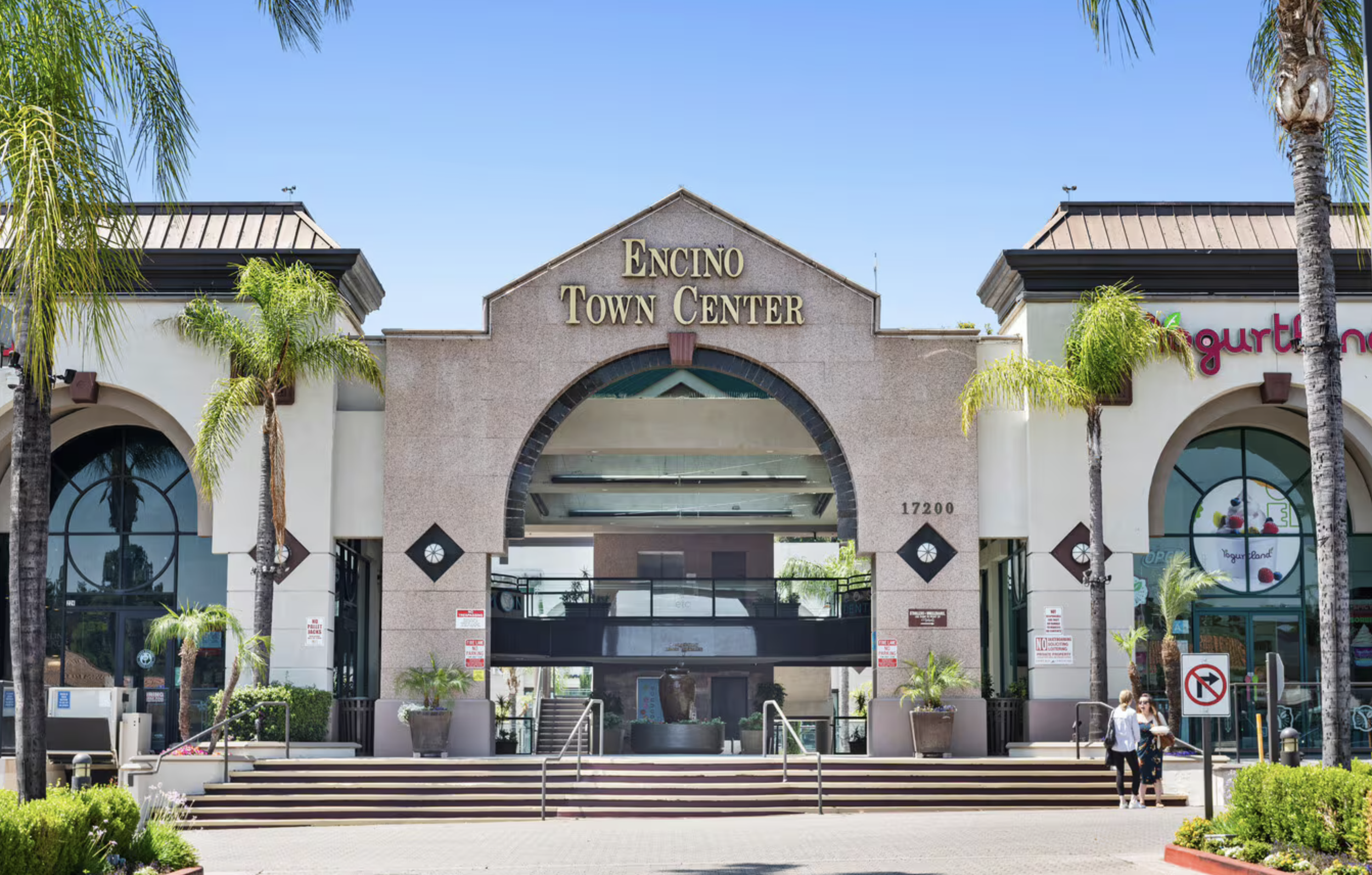 An image of Encino Town Center.
