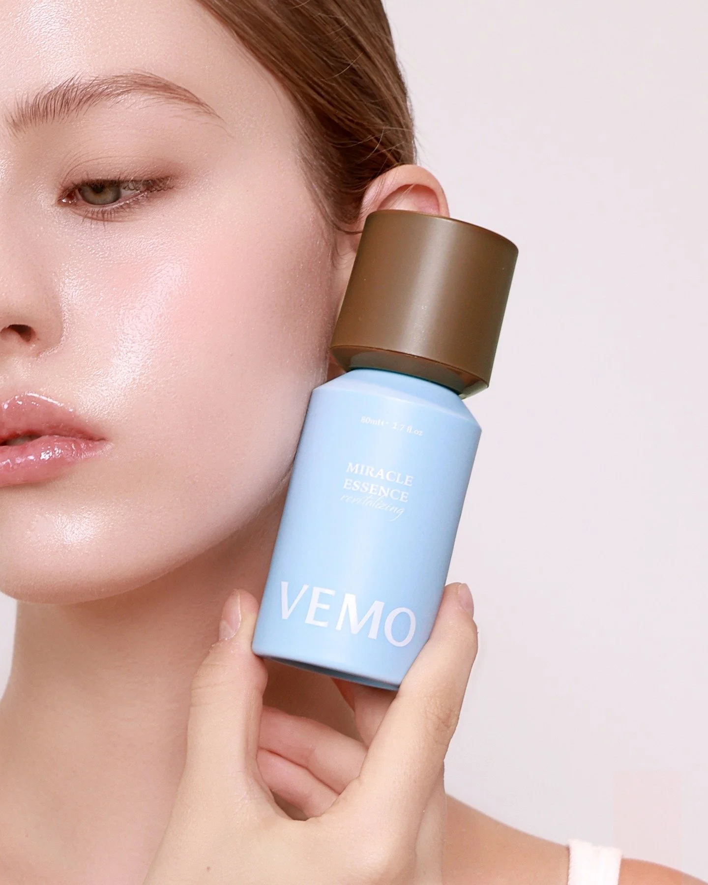 [ 85% Bifida Ferment Filtrate + Soybean Ferment Extract ]

VEMO Miracle Essence is a revitalizing essence water infused with yeast-derived energy. 
More than just a hydrating product, it strengthens the skin barrier,
deeply revitalizes cells at the f
