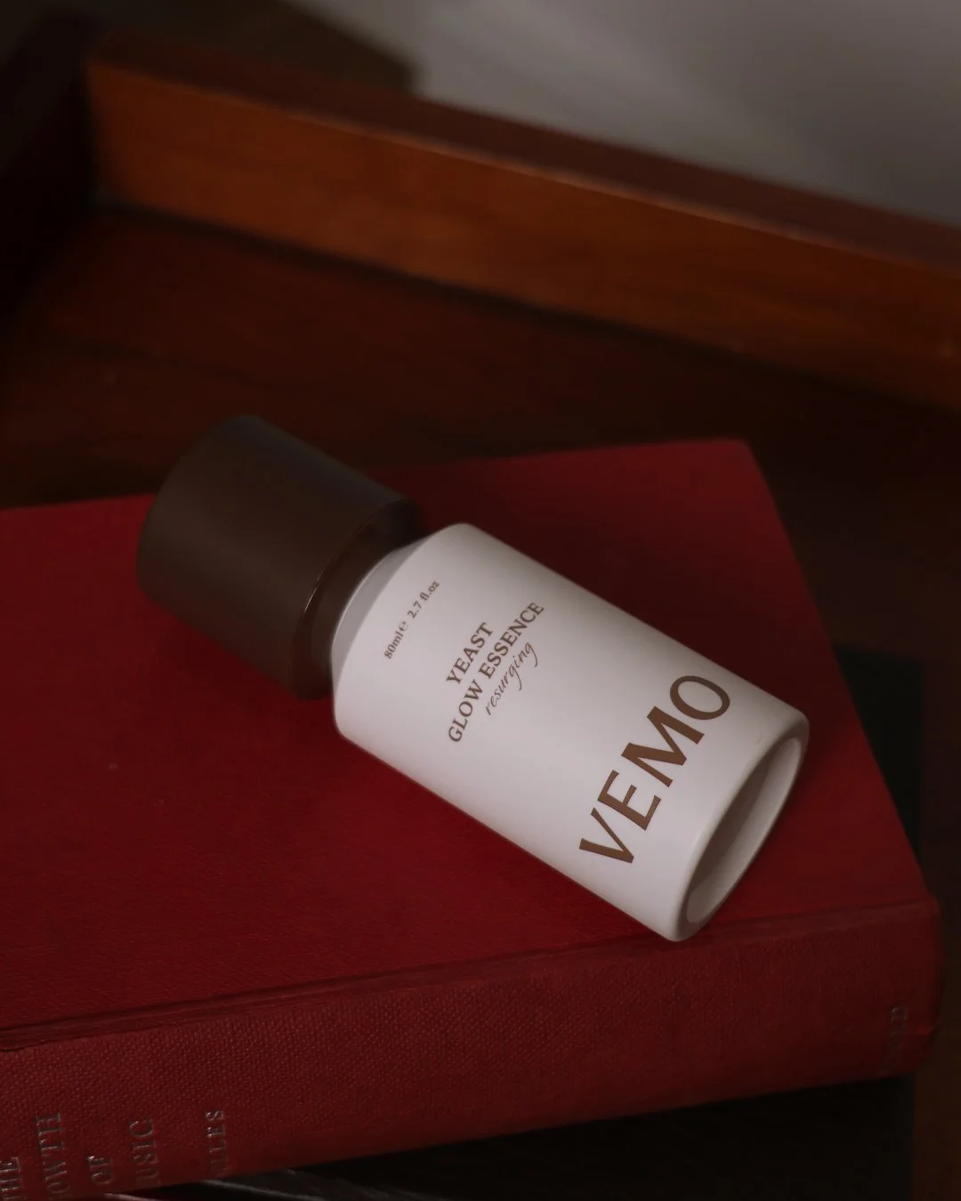 Refined by nature. Guided by fermentation.

A botanical acid complex of Sugarcane, Lemon, and Blueberry works alongside Dual PHA
to gently refine texture and support skin clarity over time.

Designed to renew while maintaining the skin&rsquo;s natura