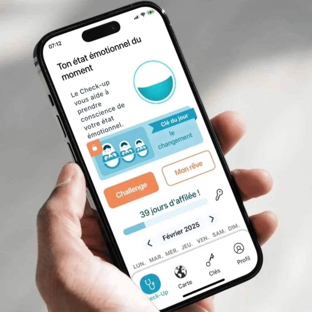A smartphone screen displays an app in French that tracks emotional state, with a water level graphic, a challenge button, and a five-day week view. The app shows the current date as February 2025 and indicates 39 days remaining in a streak.