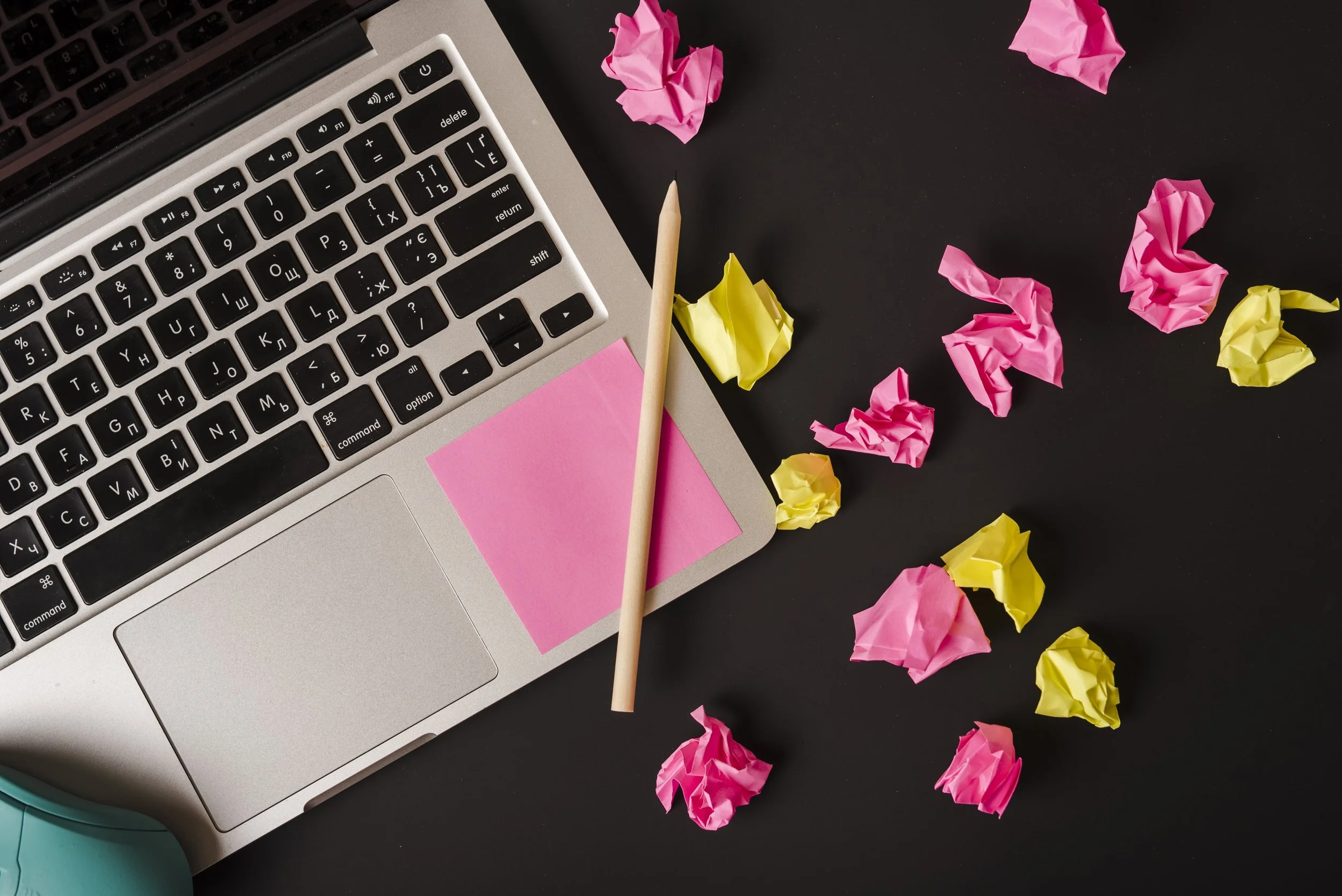 overhead-view-laptop-with-pen-adhesive-notes-black-background