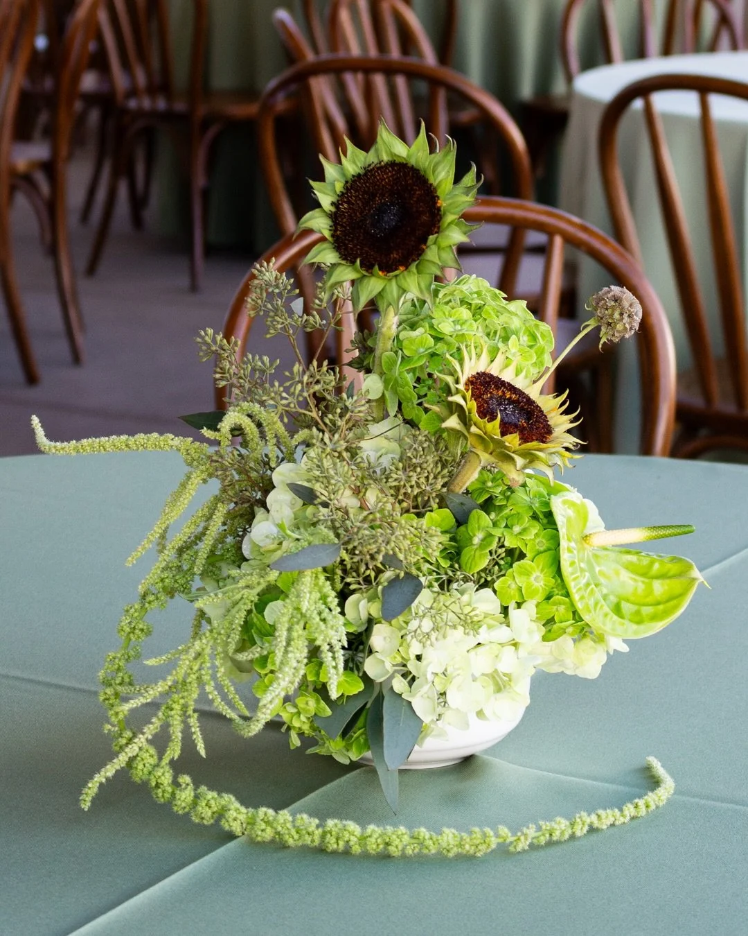 Wilding for these monochromatic centerpieces from a jungle/safari themed baby shower 🌿

Venue: @thecolonyhouse 
Florals: @eunoiablooms