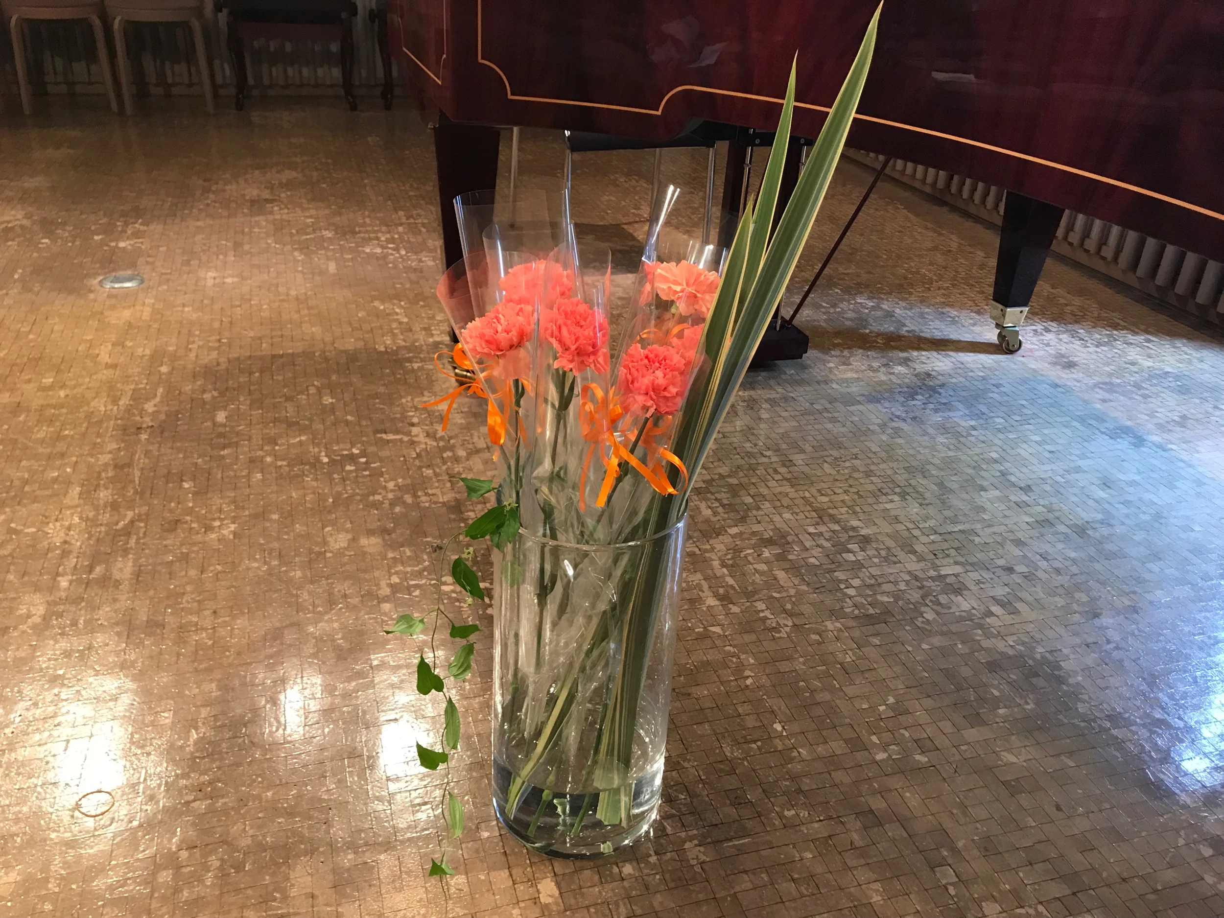 ピアノを弾いてくれた人へ、一輪ずつ、感謝をこめて。