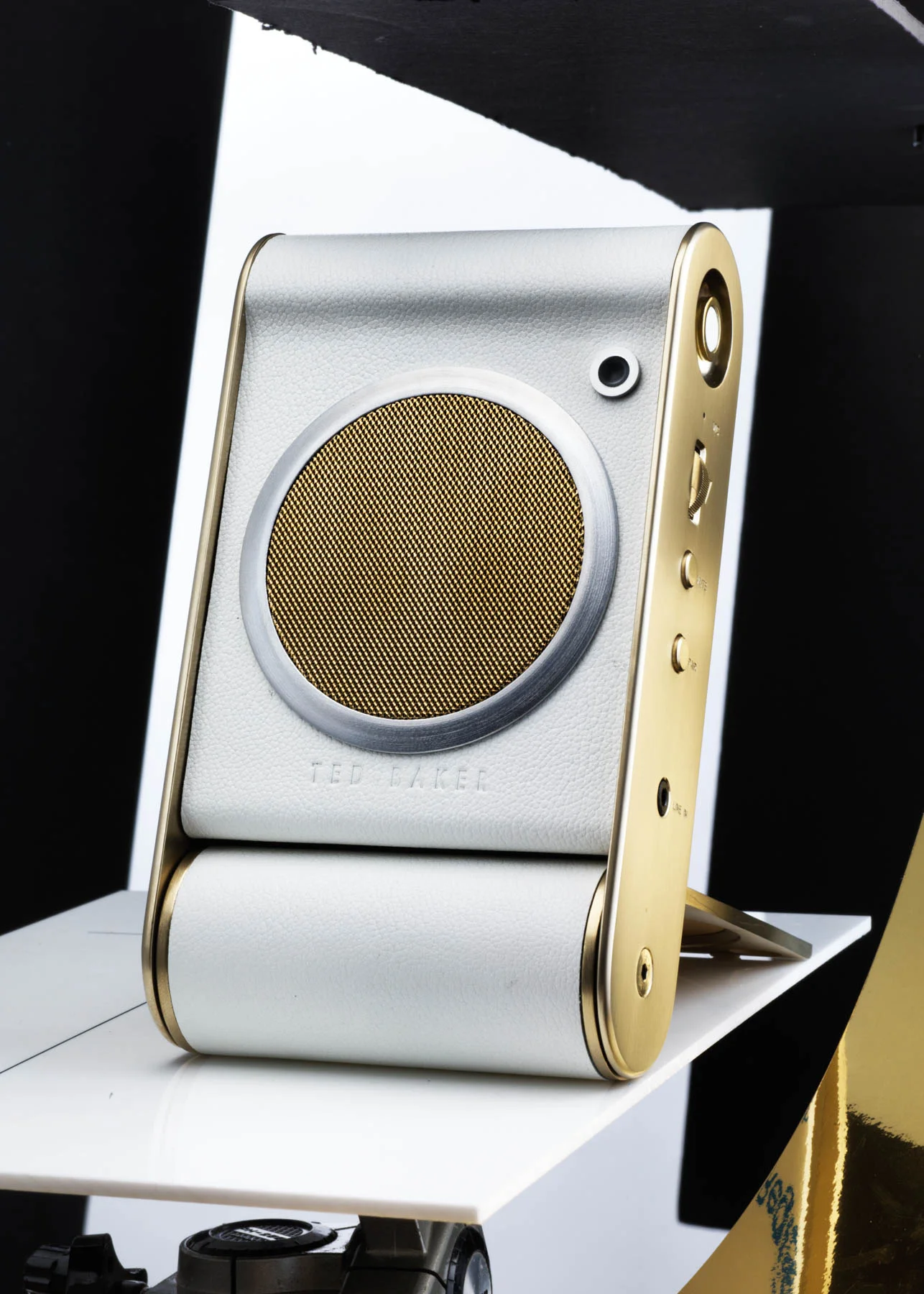 Speaker_0388_white_behind_the_scenes.jpg
