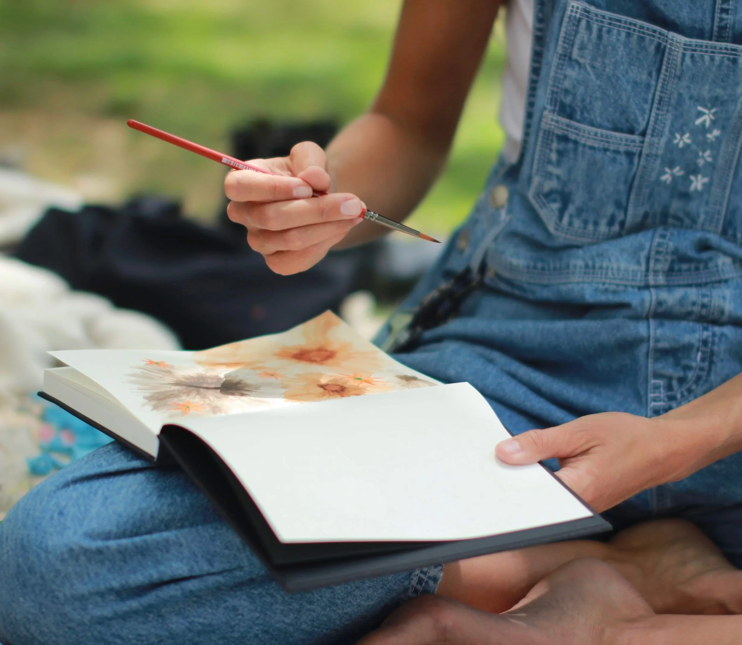 Behind-the-scenes photo of a relaxed watercolour workshop with participants learning painting techniques.