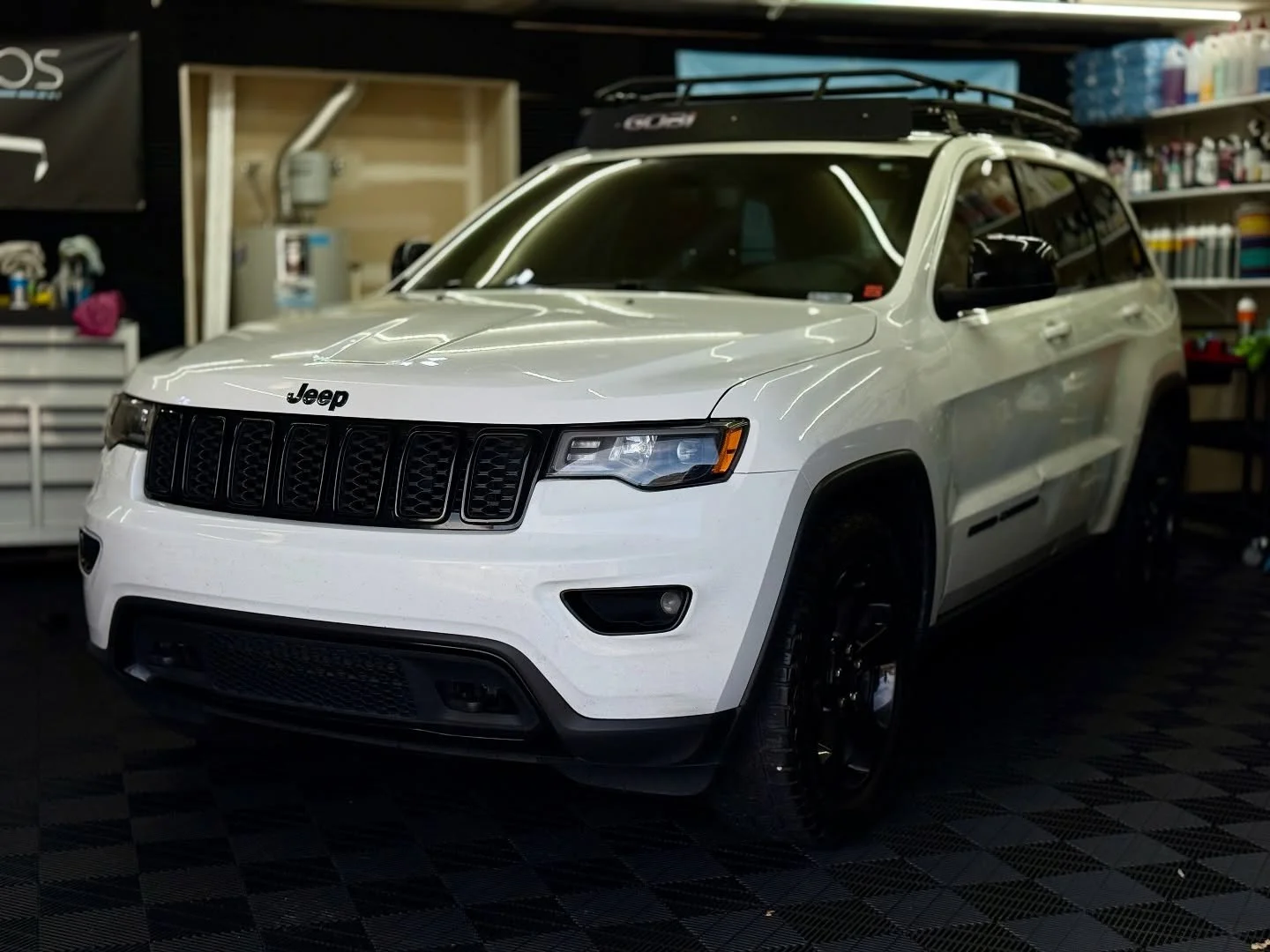 Fall Reset for the Grand Cherokee🍁🩵

#purdyautopros #notyouraveragedetailerperiod #theragcompany #kochchemie #pandsdetailproducts  #armourdetailsupply #mvpdetailsupply #obsessedgarage #gtechniq #carboncollective #griotsgarage #adamspolishes #gritgu