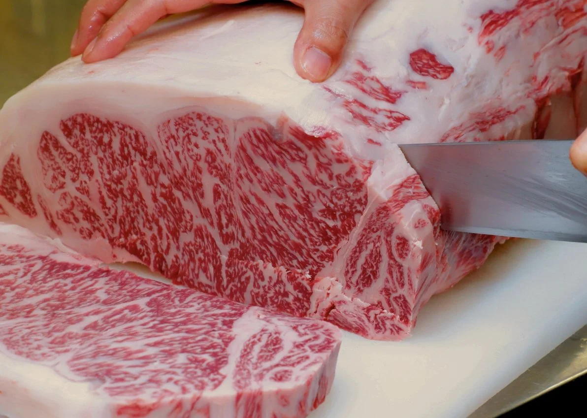 Wagyu vlees snijden – Luxe rundvlees perfect voorbereid voor culinaire gerechten. Ontdek hoe mals Wagyu wordt gesneden voor de beste smaak en presentatie.