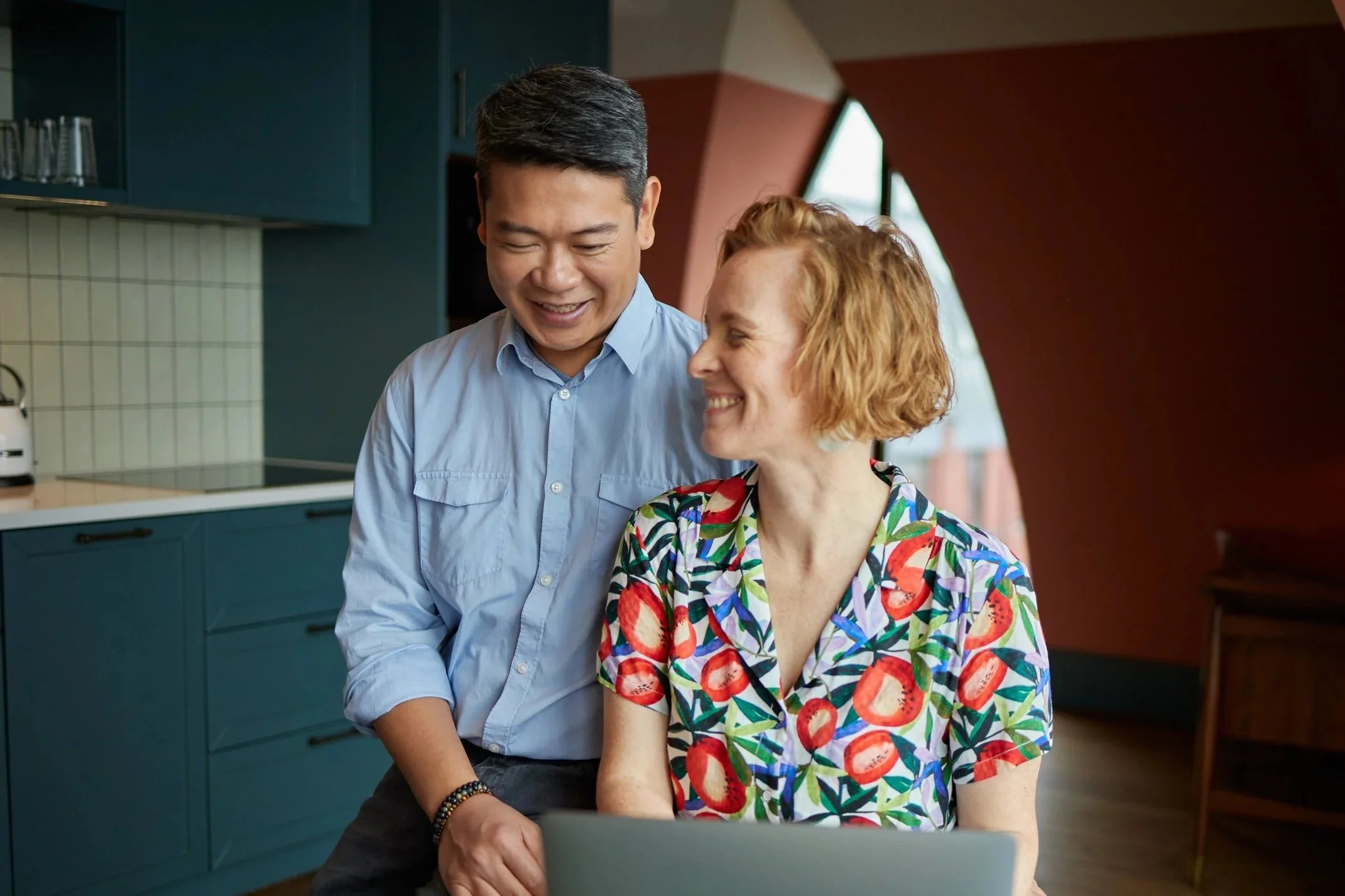 Portrait of the two founders of Ma French Cream. The couple is united by their wish to create a line of body butters from vanilla from French Polynesia. The couple wants to make self care a sensory and easy moment for all parents.