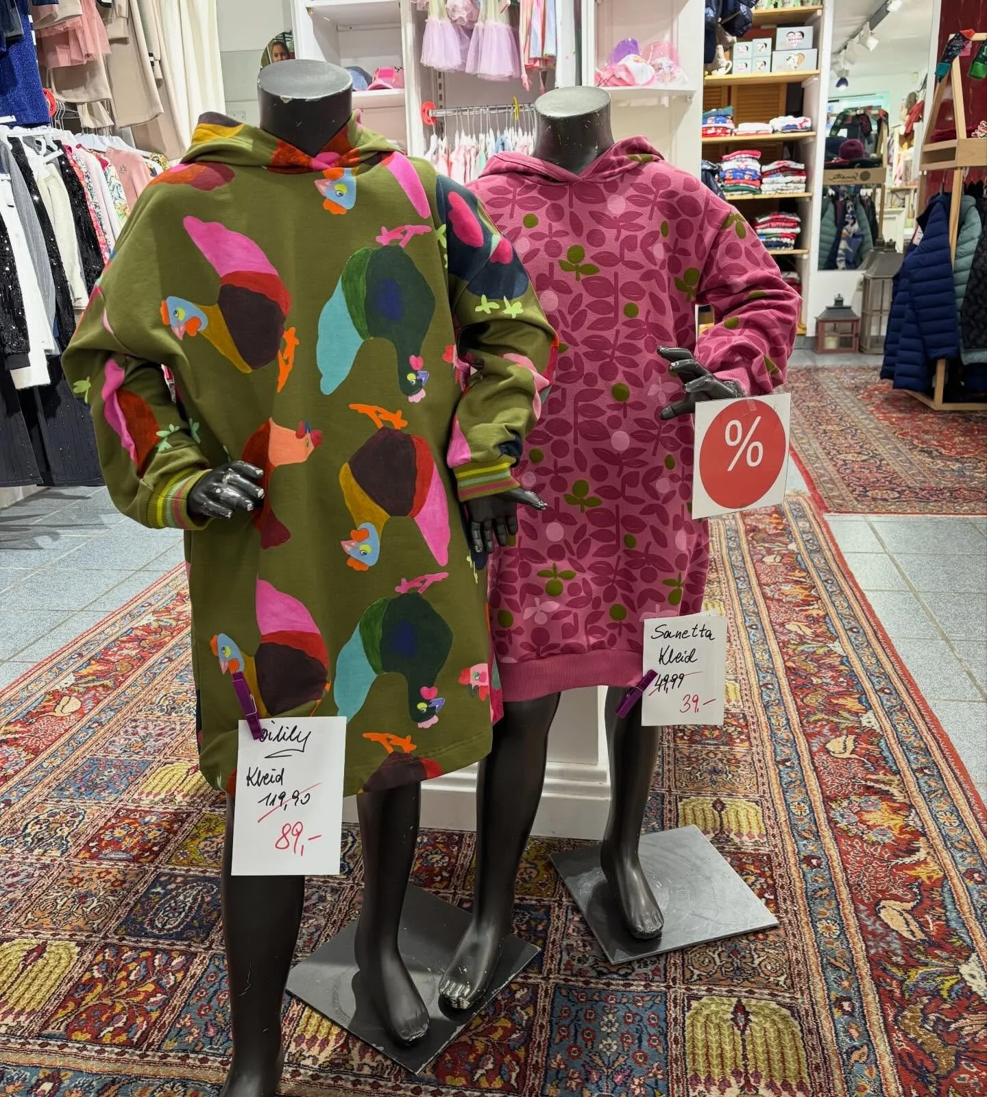 ❗️27.01. - 31.01. GerGer Sale❗️
Wollt ihr noch schnell ein paar Schn&auml;ppchen - wie diese Kleider von Oilily - erhaschen?
Dann kommt vorbei und st&ouml;bert bei unseren Abverkaufsartikel!🛍️
Am Montag, dem 26.01., haben wir geschlossen, aber Diens