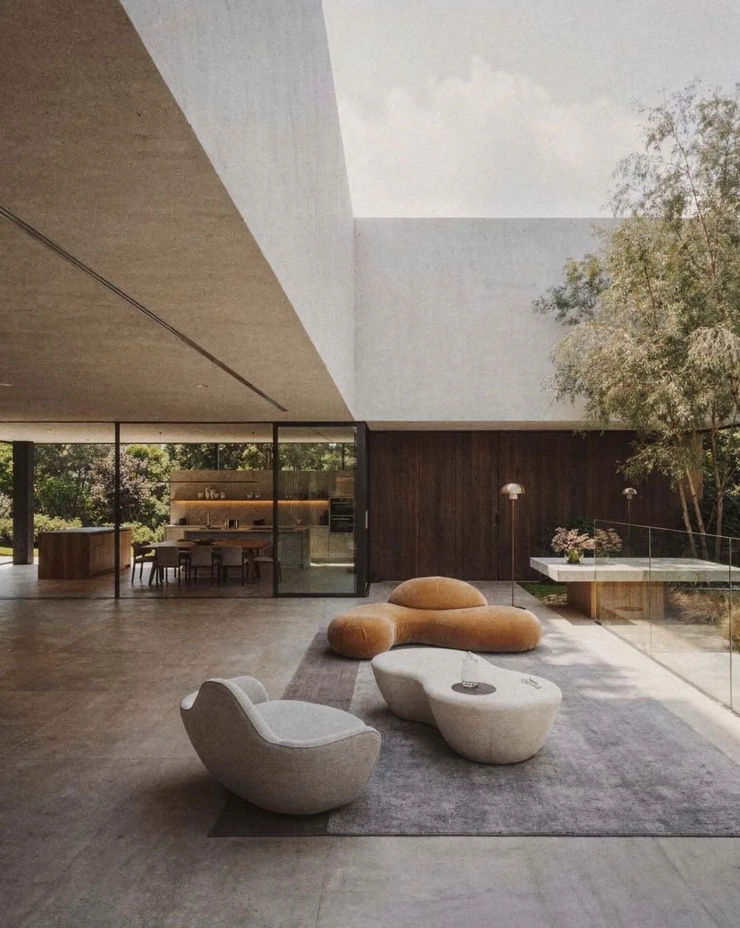 Interno moderno con mobili in tessuto e legno, vista su un giardino