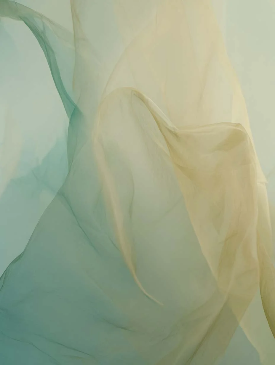 Tessuto leggero di colore giallo e verde, con pieghe e trasparenze