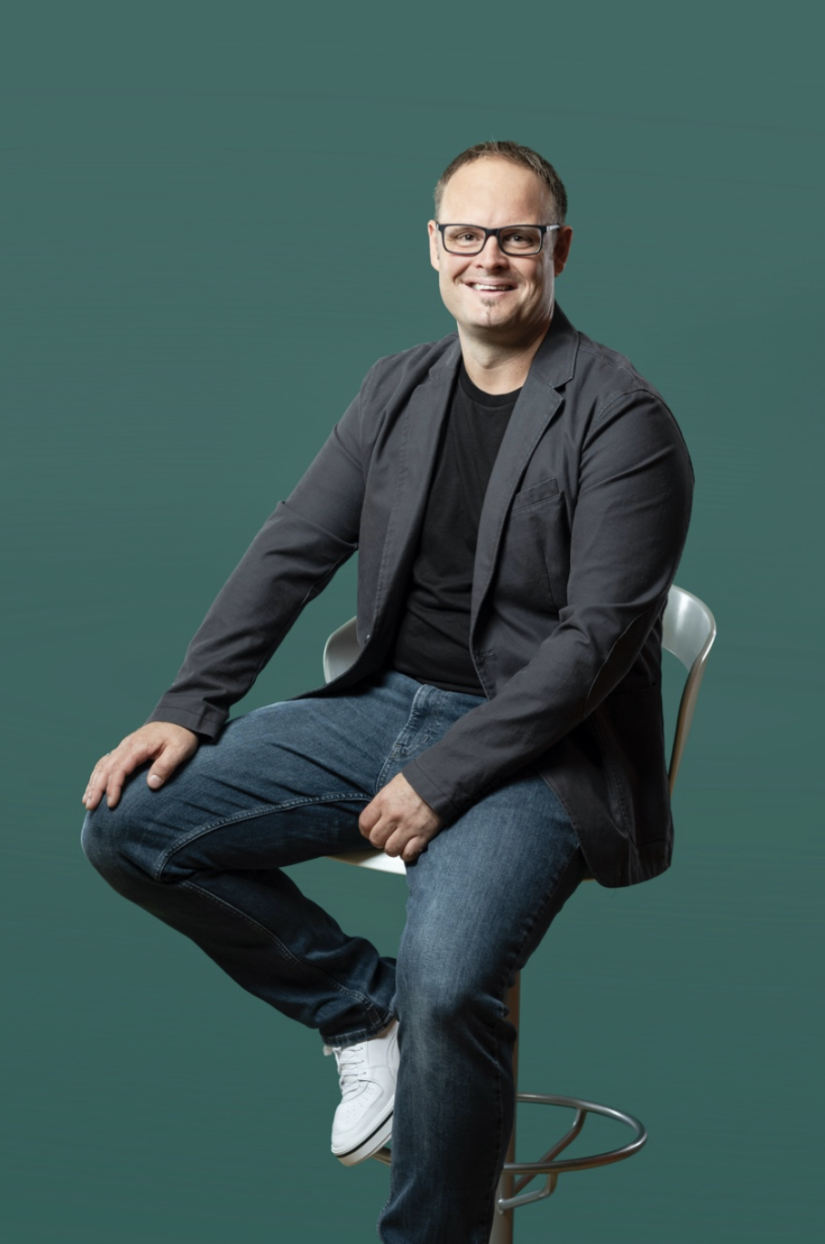 Emanuel Pesentheiner, Ing., Innenarchitekt  
Teamleitung Planung  
„long term business relationships” 					
