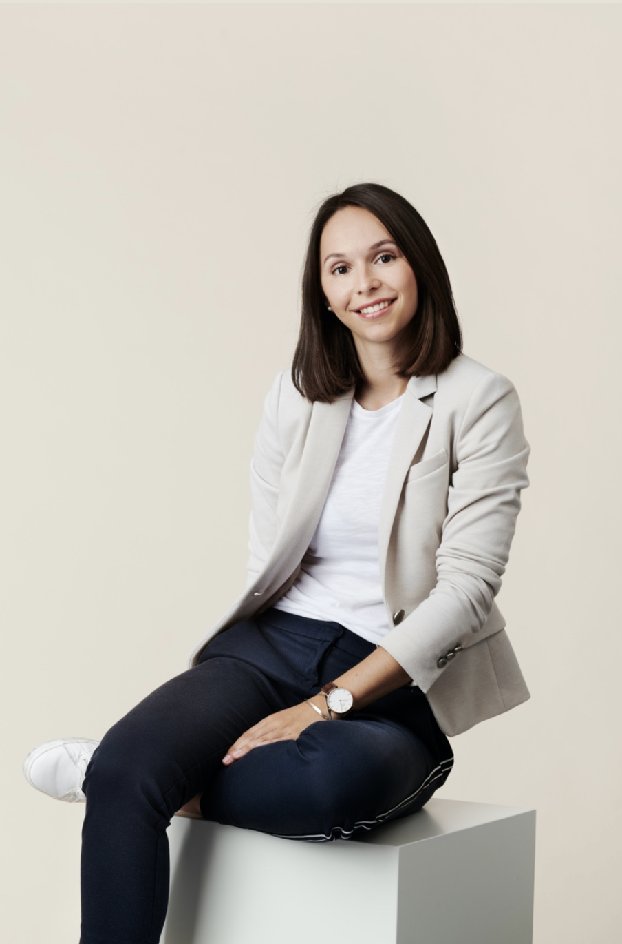 Eva Maria Schnitzler, Dipl.-Ing., Architektin  
Geschäftsführung m–design Gruppe    Teamleitung Key Account  (DE/DK/BENELUX) 