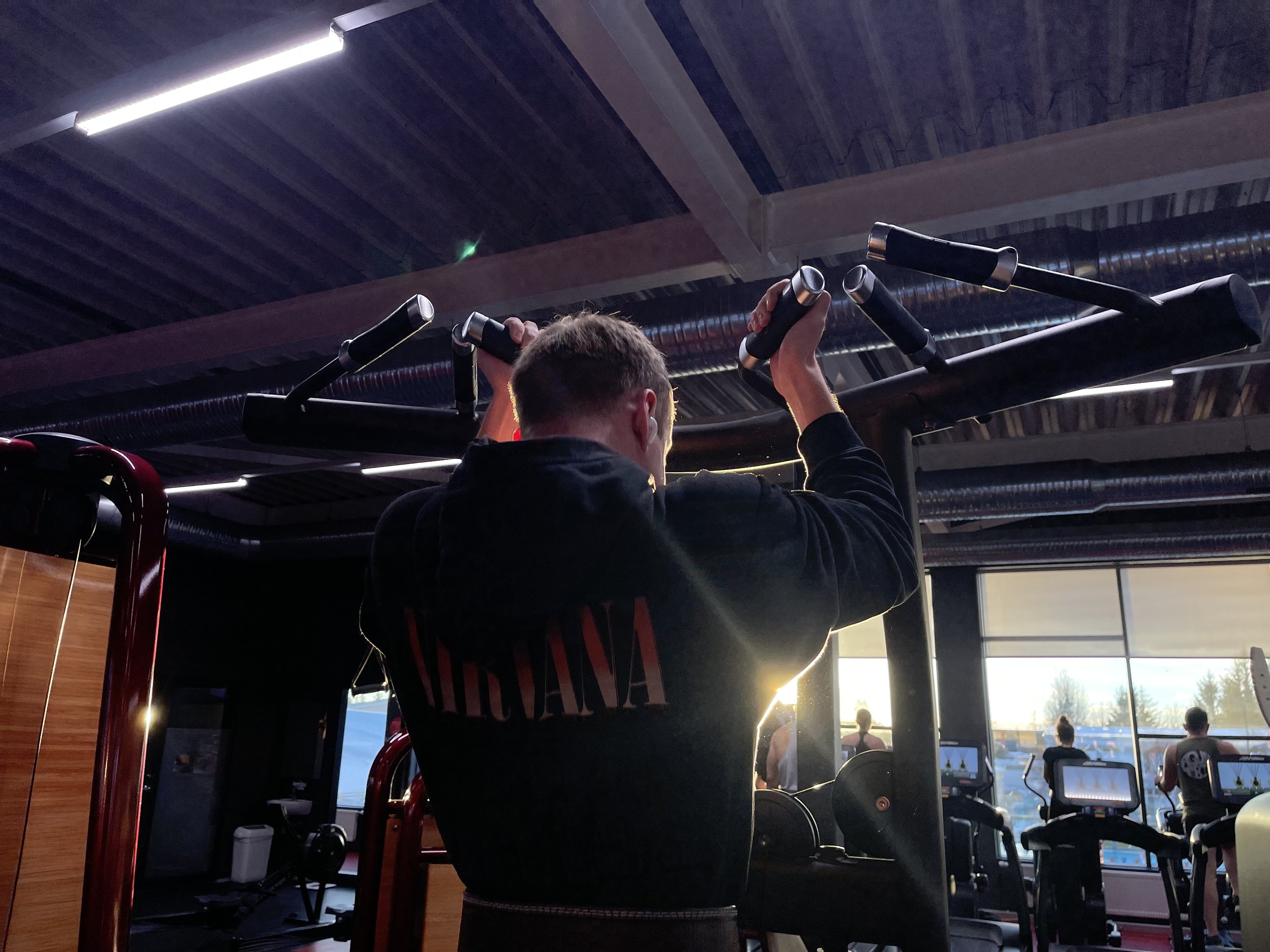 Drengur sem skráði sig í fjarþjálfun að taka upphífingar í ræktinni.