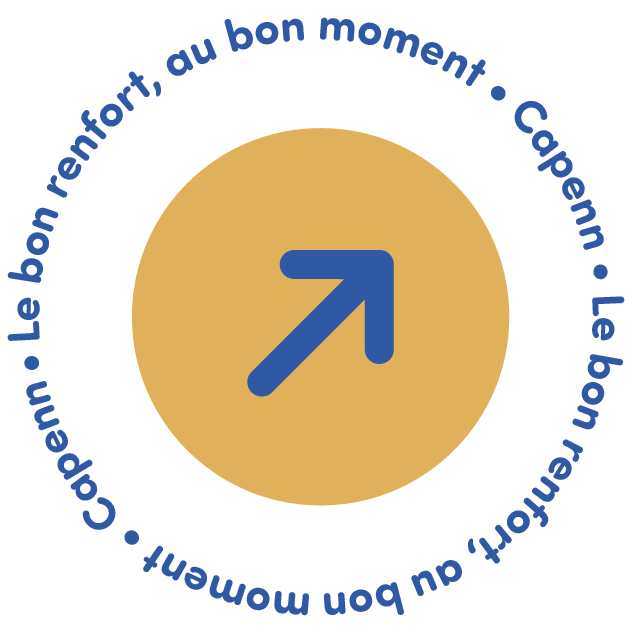 Un cercle jaune avec une flèche bleue en son centre pointant en diagonale vers le haut à droite, entouré de texte en français en cercle bleu disant "Capenn. Le bon renfort au bon moment ! Capenn. Le bon renfort au bon moment !"