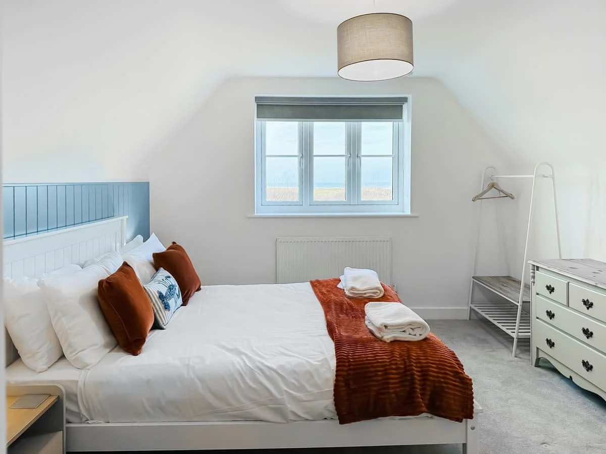 Kingsize bedroom rr.jpg