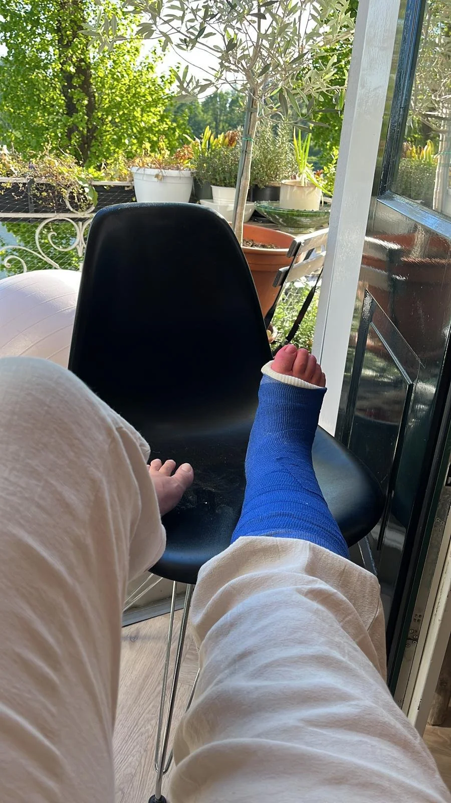 Weber 2 enkelfractuur Fase 2: Twee weken in gips - hoe een homeopaat haar eigen proefkonijn wordt
