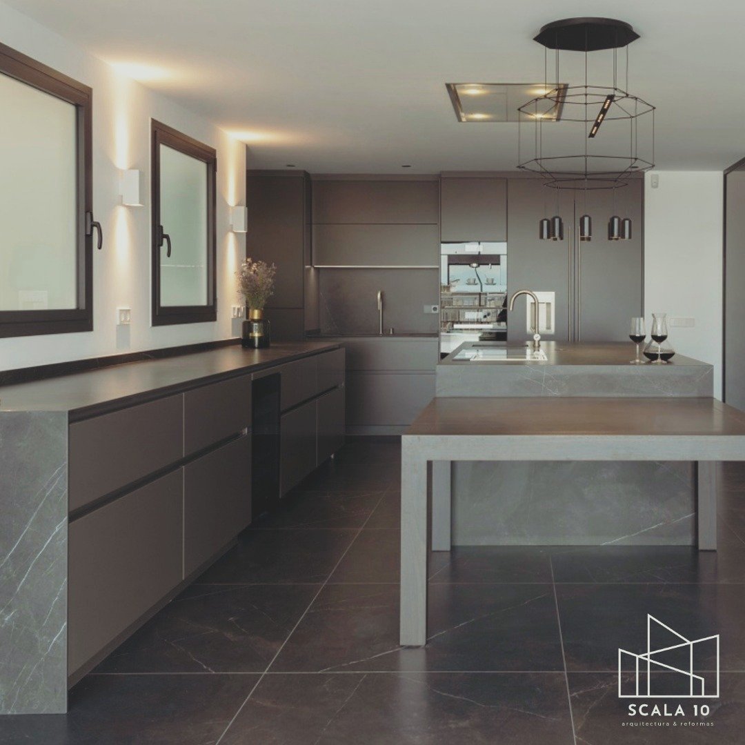 ✨ Reforma integral finalizada en Madrid ✨
Un proyecto pensado al detalle para convertir un piso en un hogar moderno, elegante y funcional, utilizando materiales premium y acabados de primera calidad.
🔨 Cocina dise&ntilde;ada para el d&iacute;a a d&i