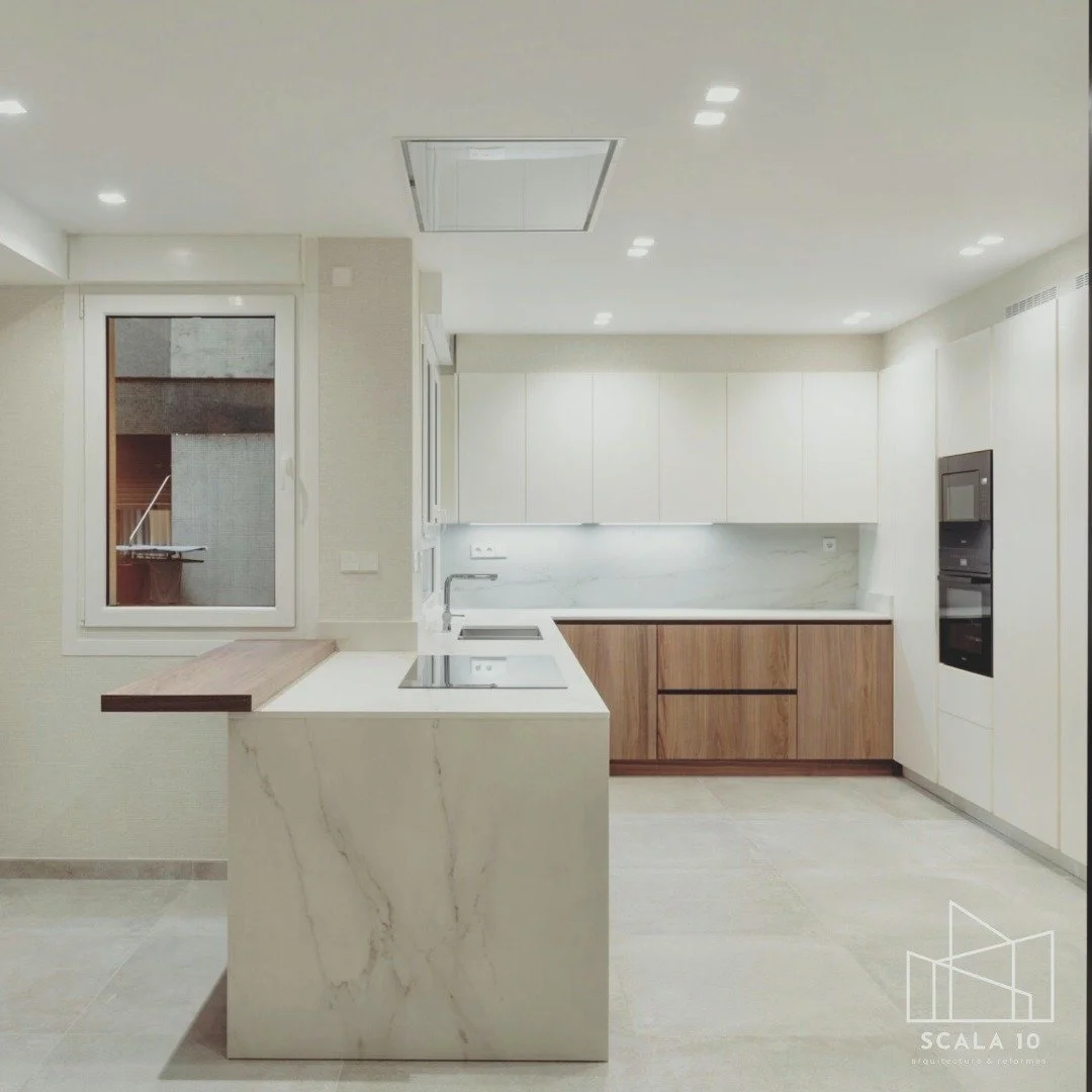 En SCALA 10 PROYECTOS
Convertimos espacios antiguos en hogares modernos, funcionales y llenos de vida 🏡✨
Te presentamos esta reforma integral culminada en Madrid, donde renovamos todo el piso de principio a fin:
🟡 Cocina integrada y moderna
🟡 Ba&n