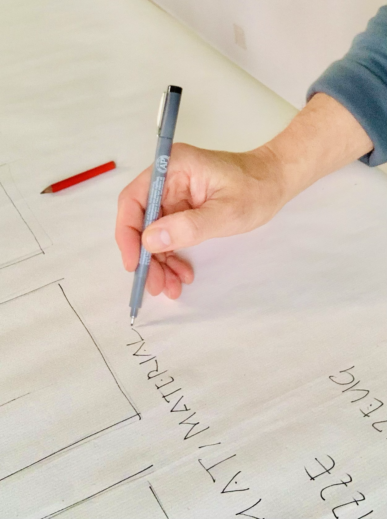 Thomas Qiu Hönel zeichnet Schrift mit einem Stift