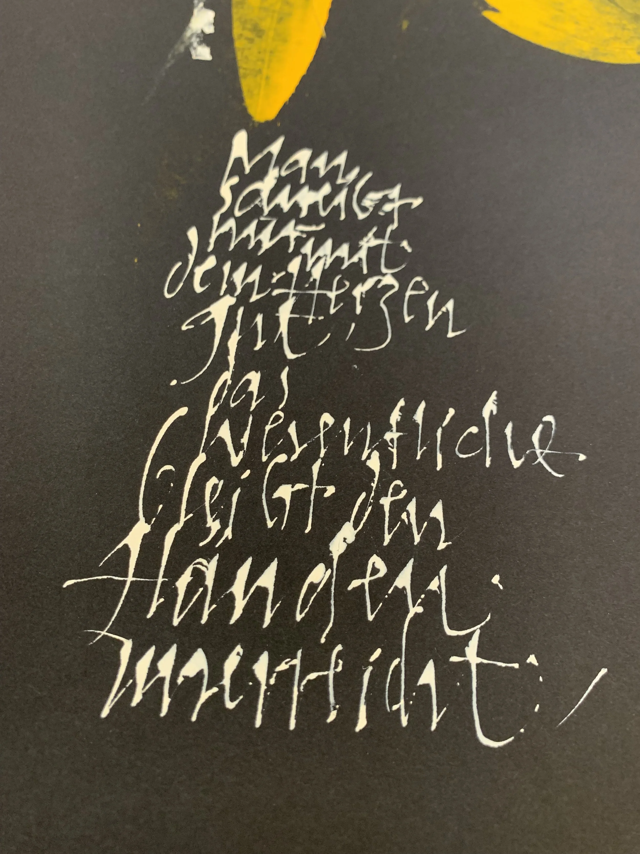 kalligrafie detail Thomas Hönel schwarz gelb weißer Text