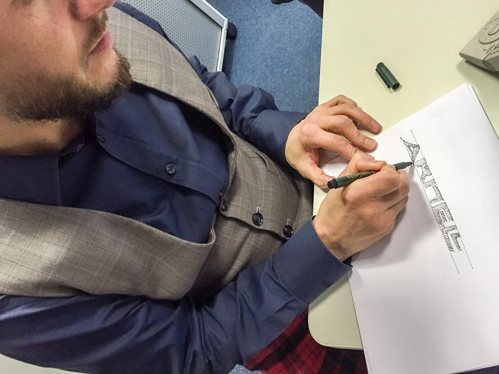 Thomas Hönel zeichnet Logo-Schrift-Entwurf