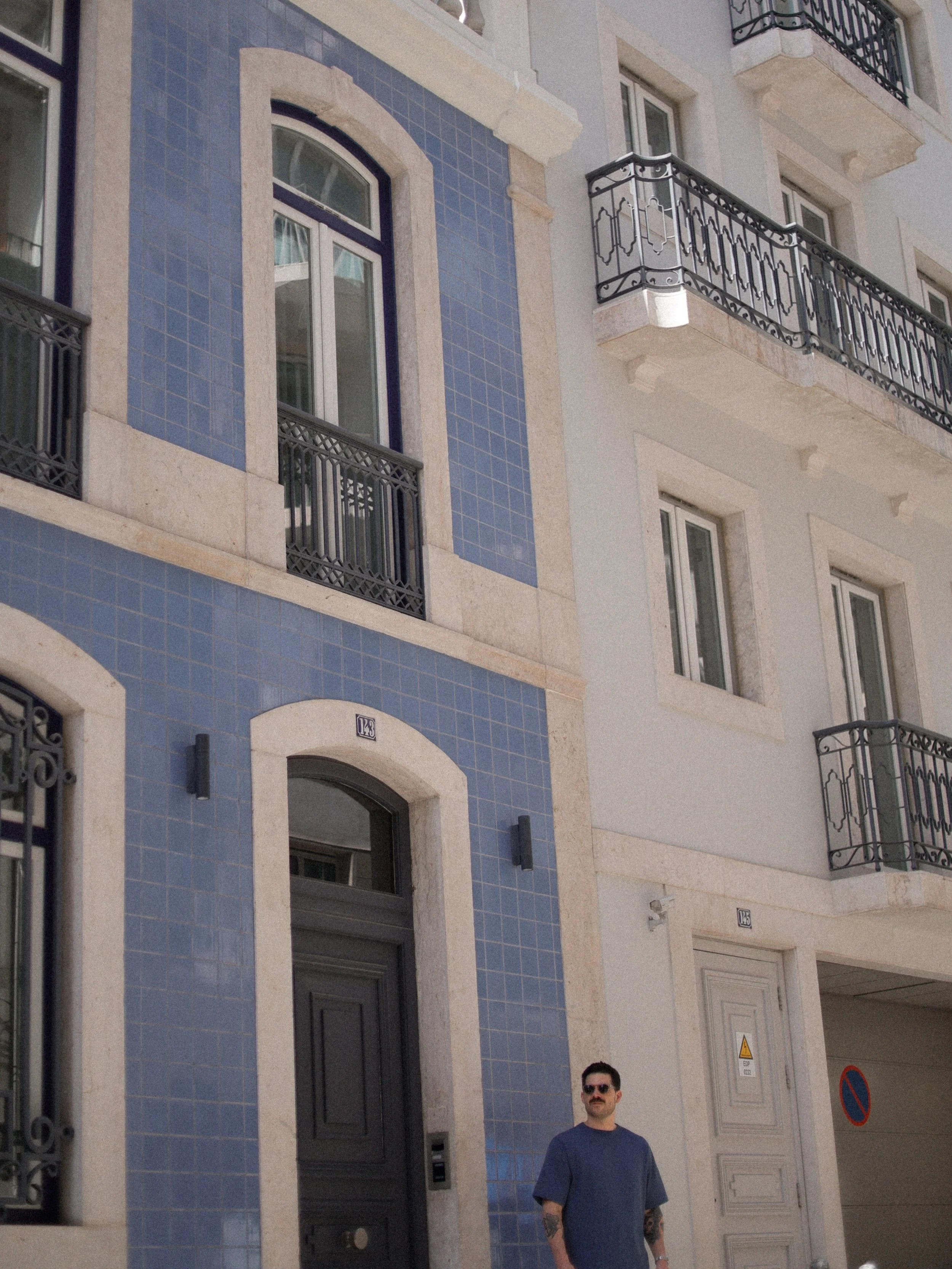 Tag 1 in Lissabon. 
Wir essen und trinken uns durch die Stadt und lieben es. 

Breakfast: @thelayers.lisbon  9/10
Coffee &amp; Green Juice: @amuncafe.lisboa 7/10
Lunch: @solepesca 6/10
Dinner: @patife.lisboa 10/10