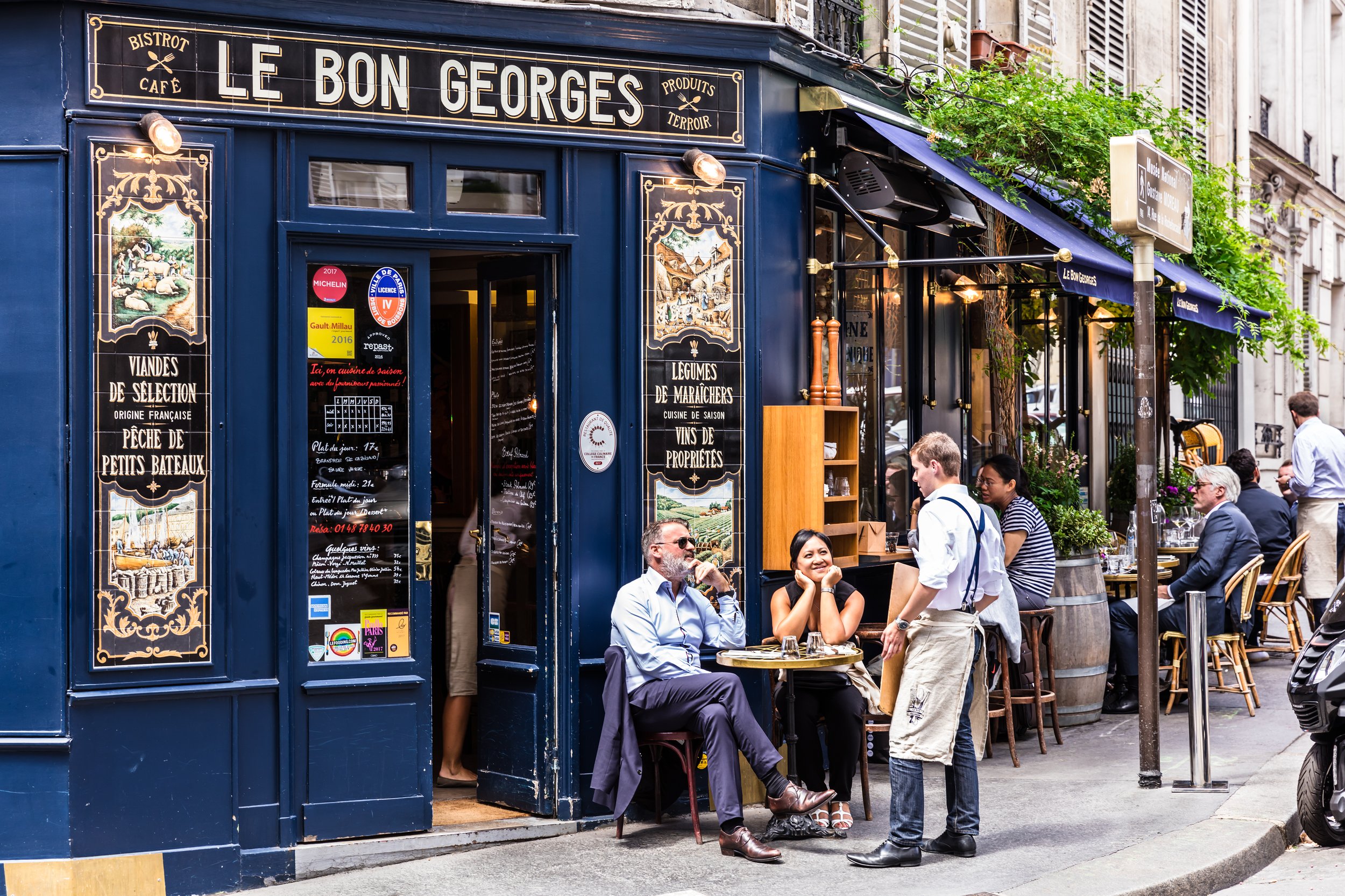 Diners outside Le Bon Georges bistro.