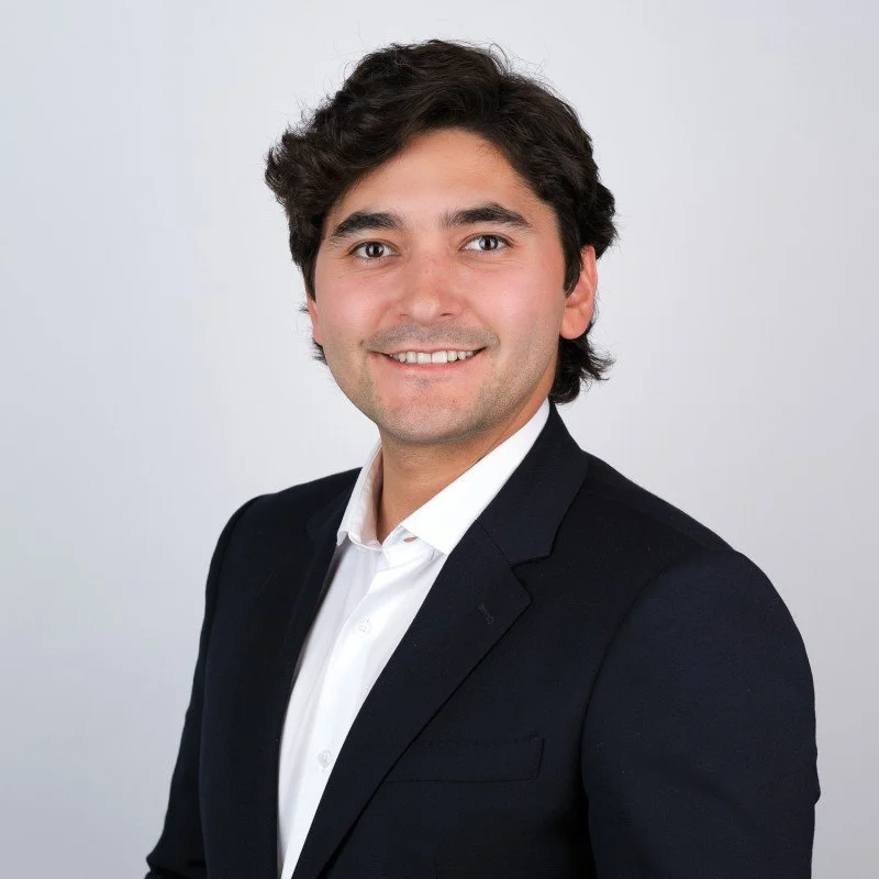 Portrait of a smiling man wearing a blazer.