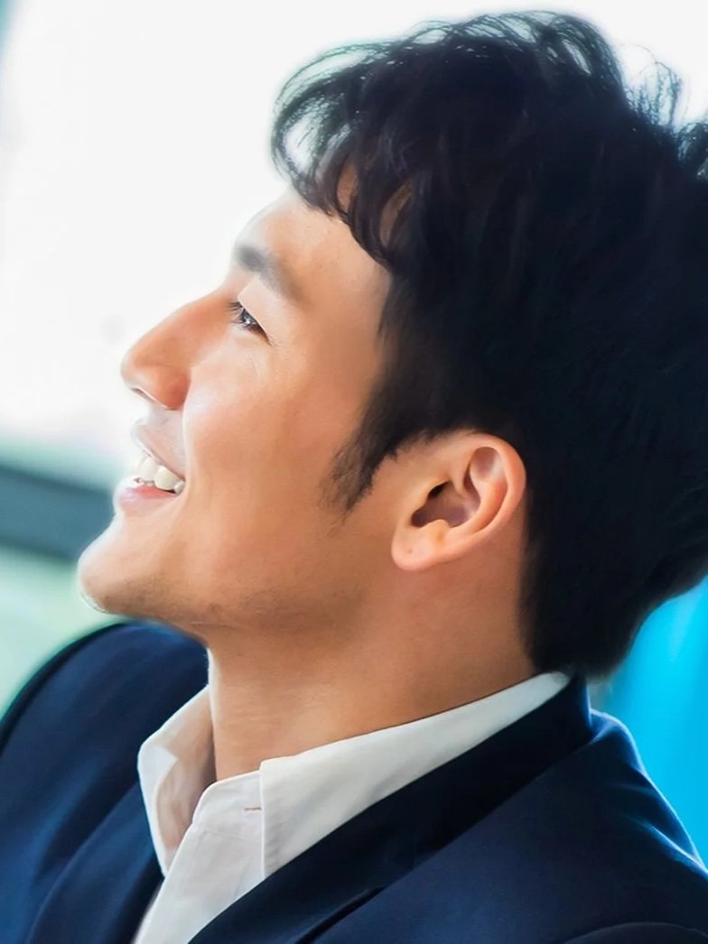 Portrait of a smiling man wearing a blazer.