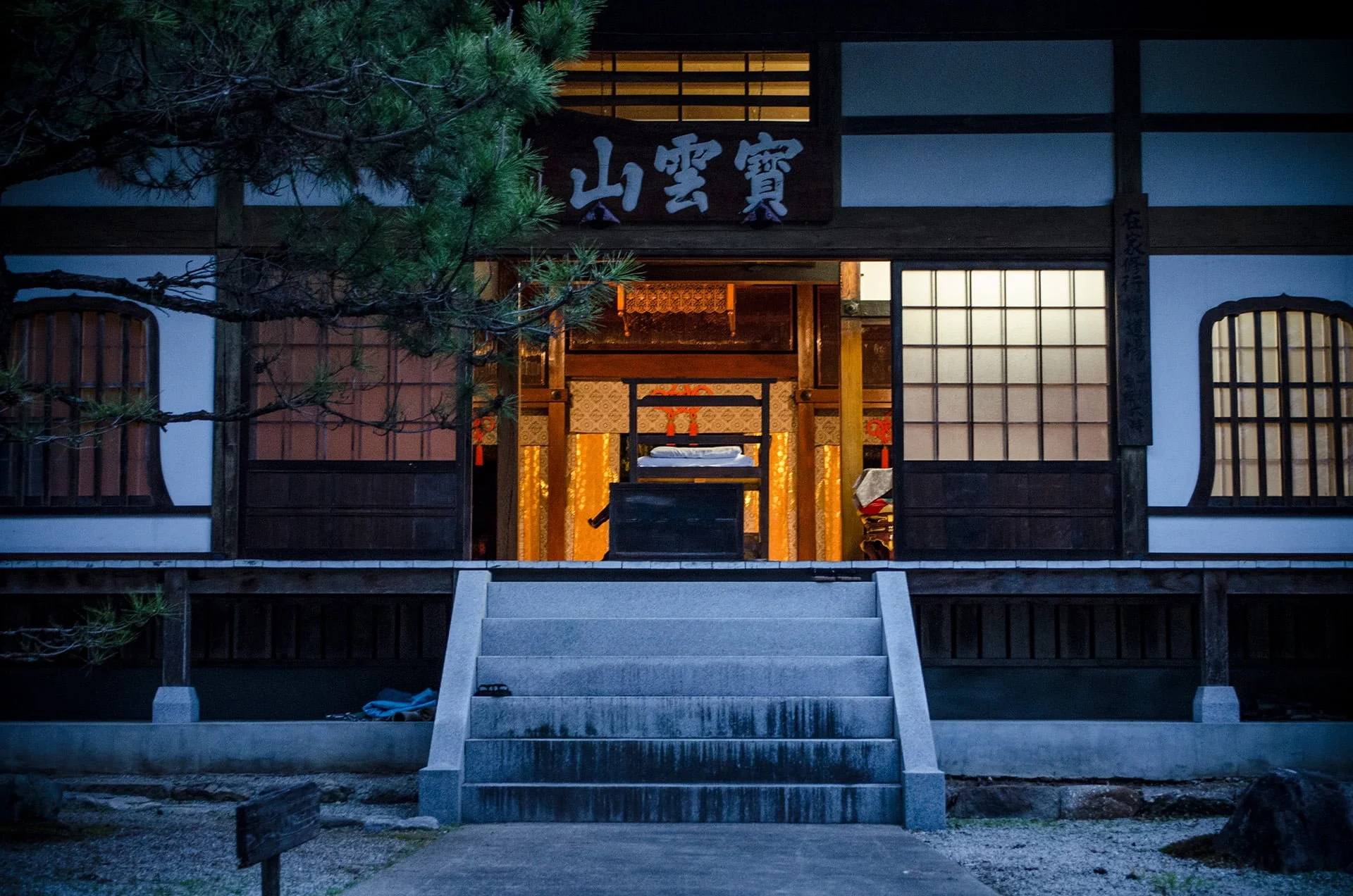 Japan-Zen-Temple-at-night.jpg