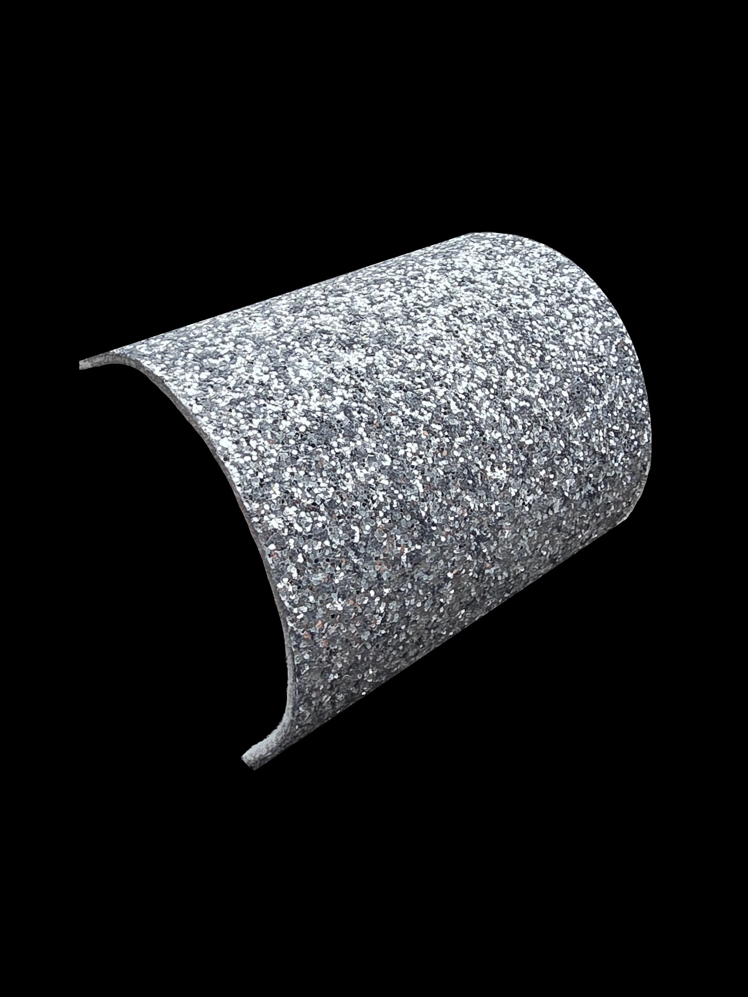 Bracciale di metallo con superficie ricoperta di brillantini argentati