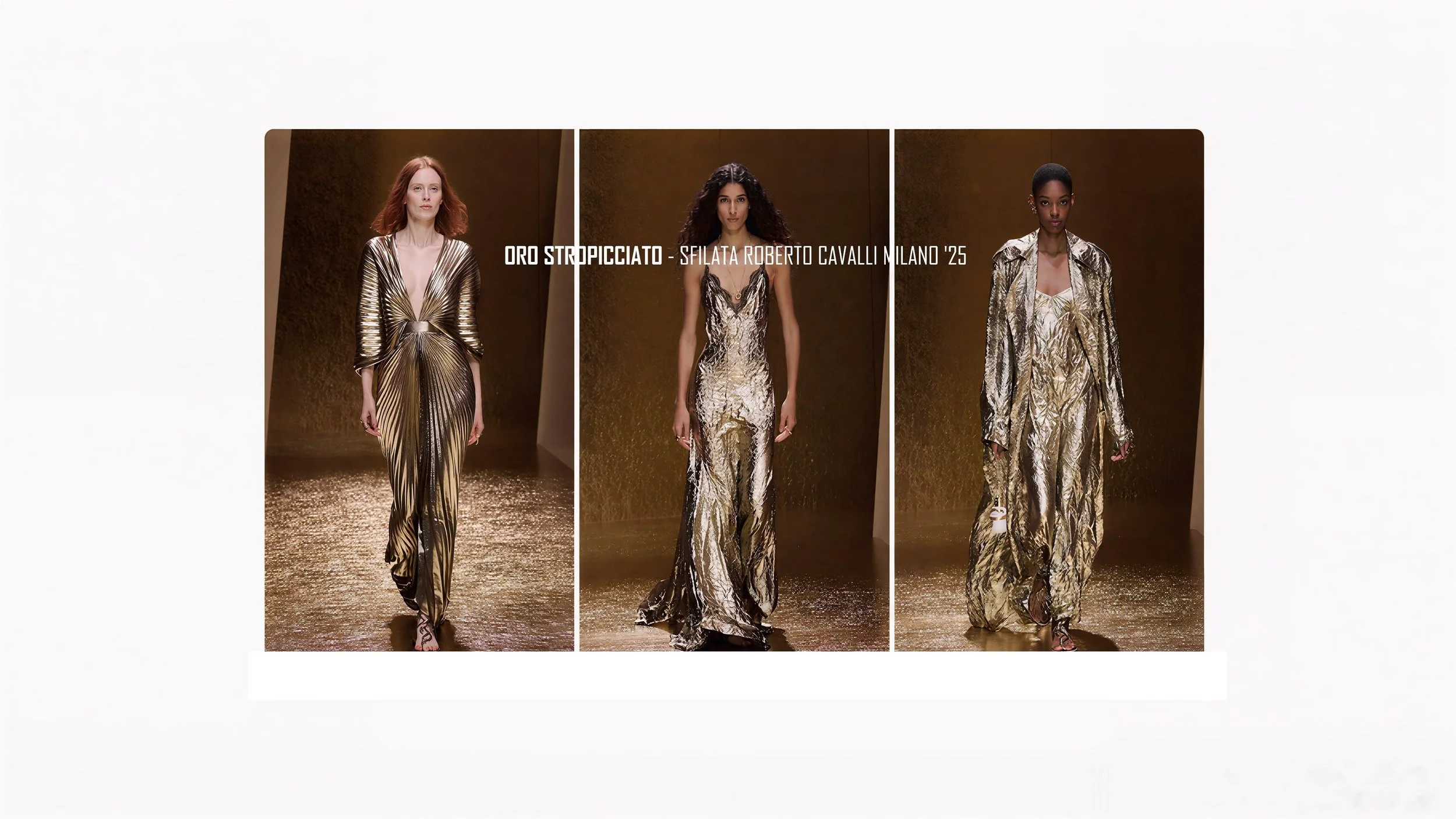 Tre modelle indossano abiti metalizzati dorati e argentati sul runway durante una sfilata di moda.