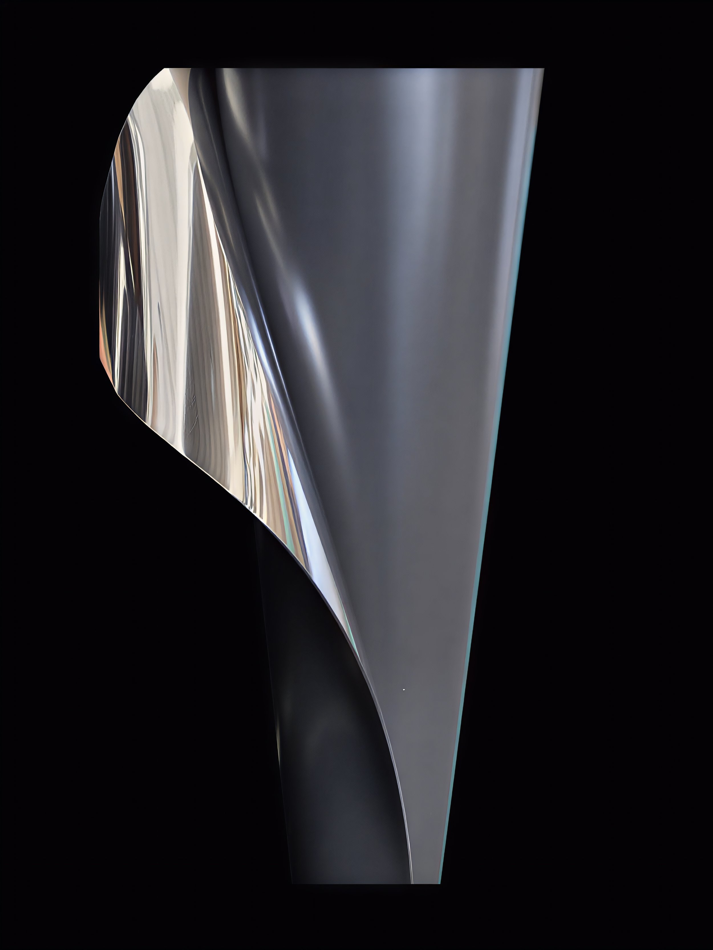 Immagine di un oggetto astratto in metallo lucido e satinato con superfici riflettenti e curve, circondato da uno sfondo nero.