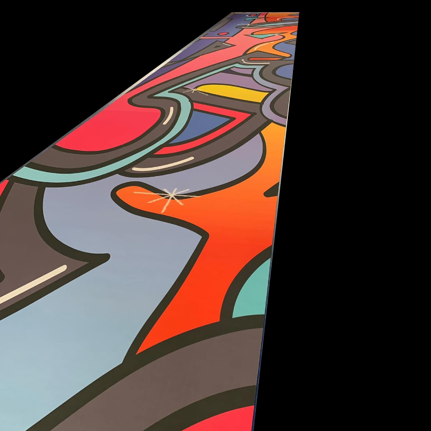 Segmento di arte astratta con linee curve colorate in rosso, giallo, blu, verde e arancione.