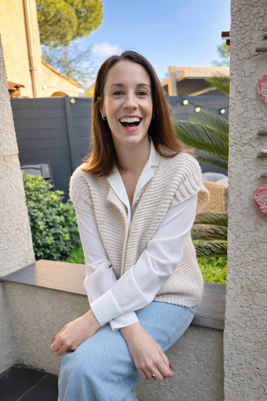 Portrait photo of a woman laughing