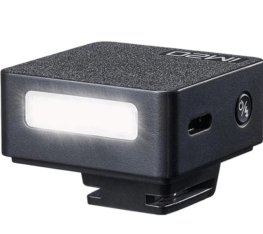 Faro LED compatto con pulsante di accensione, visibile da una prospettiva frontale