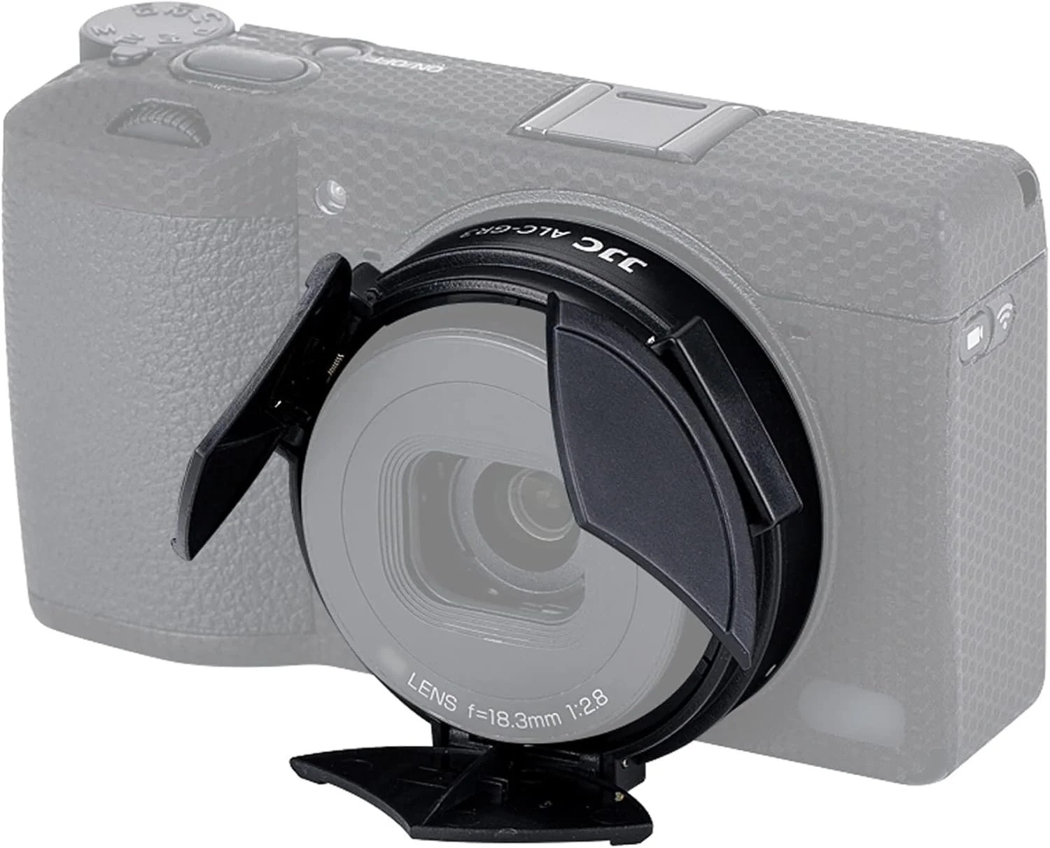 Fotocamera digitale con obiettivo intercambiabile, copertura per obiettivo aperta, corpo grigio con texture