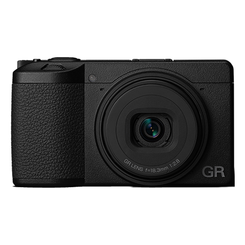 Fotocamera compatta nera con obiettivo grande e scritto 'GR' sull'angolo inferiore destro.