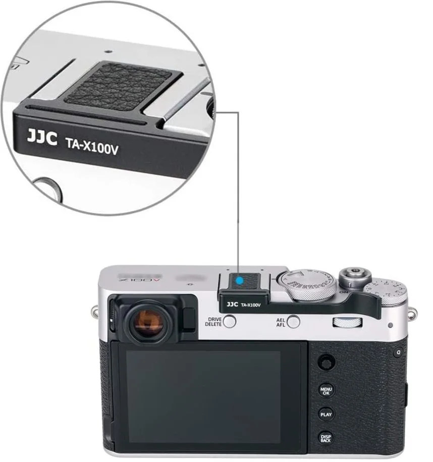 Fotocamera digitale con zoom mostrando la sezione superiore e uno zoom ingrandito sul rullo di installazione della batteria.